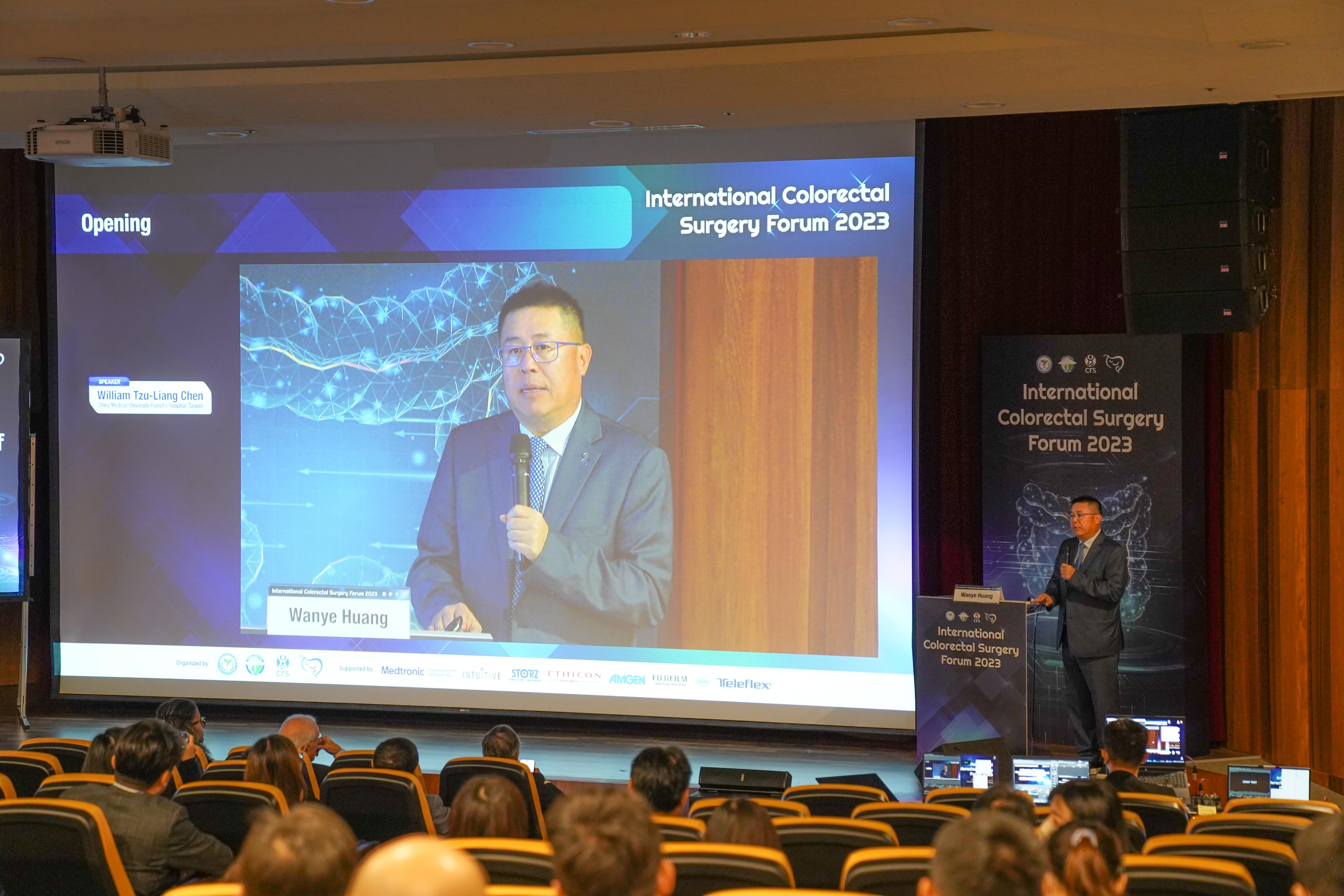 中國醫藥大學新竹附設醫院院長陳自諒在論壇中致詞，期許中醫大新竹附設醫院成為全台灣大腸直腸癌治療的標竿醫院。（中國醫藥大學新竹附設醫院提供）