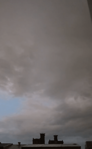 天空打雷像戰場!嘉義凌晨暴雨電閃雷鳴,颱風後災民崩潰:「連夜沒睡。」(翻攝自臉書 嘉義綠豆大小事)