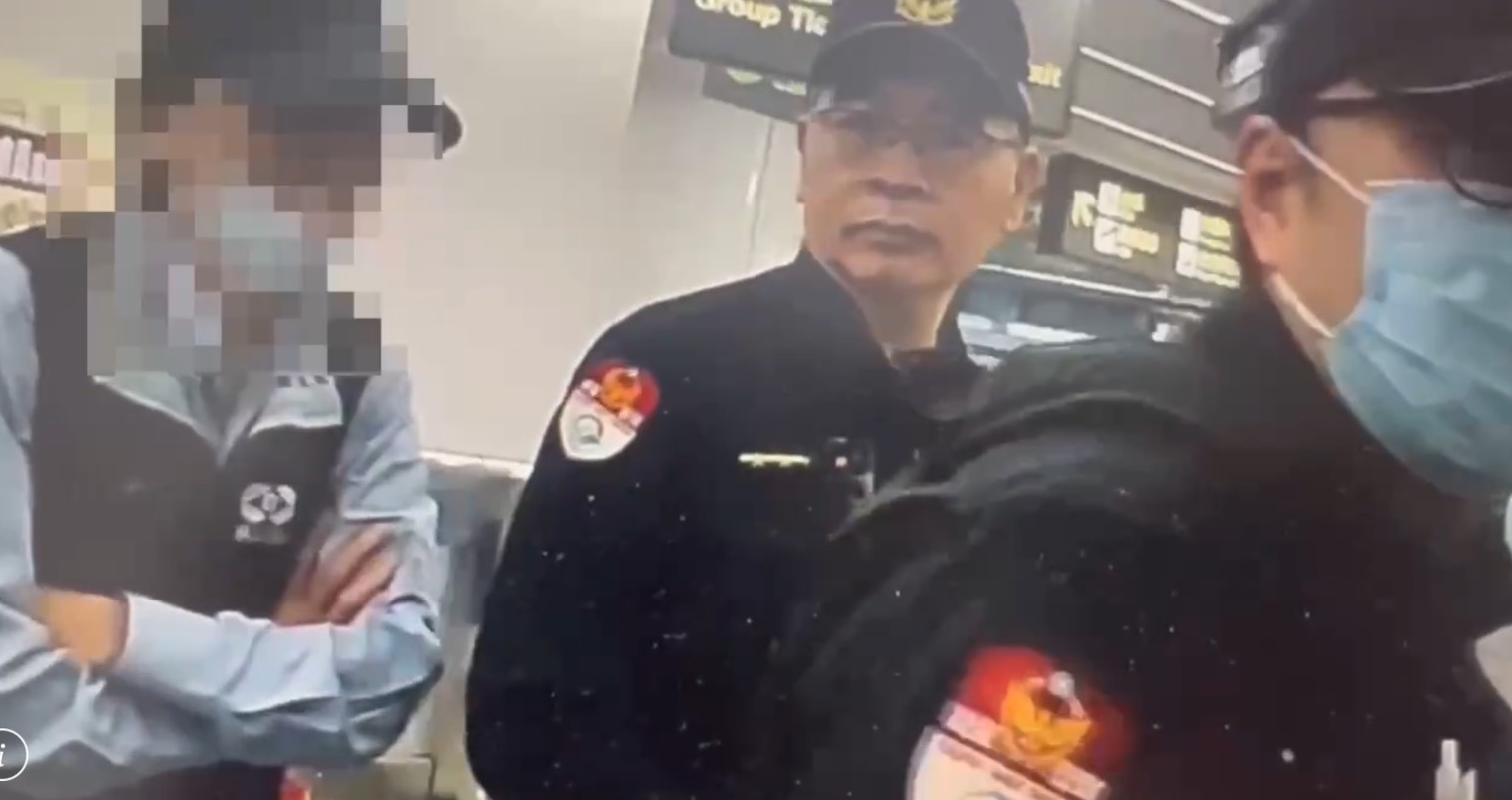 警方獲報到北捷台北車站處理英籍男與乘客糾紛，蔡男（左）對英籍男提告恐嚇。（翻攝畫面）