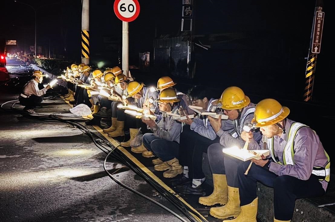 台電人員摸黑搶修到一半吞便當的照片曝光，感動2.1萬名網友。（翻攝自台電電力粉絲團）