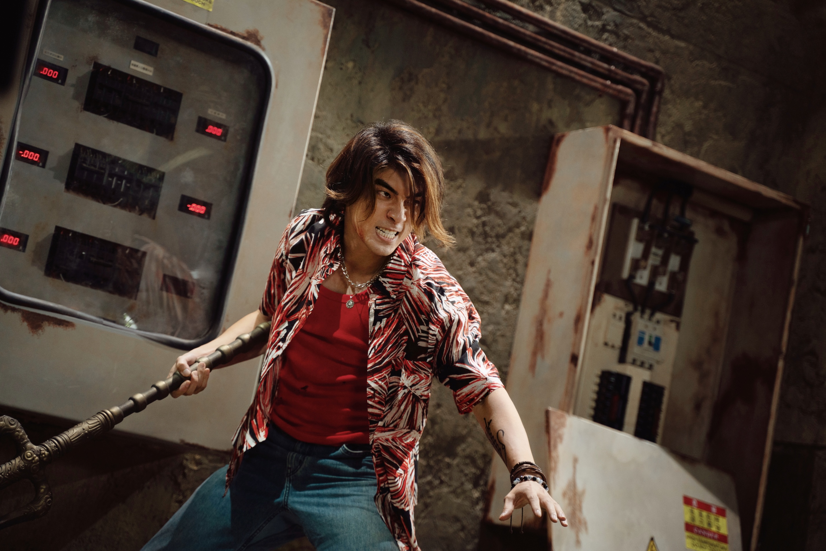 片中林哲熹飾演驅魔大師的孫子，沒有繼承祖業，反在港口賣透抽為生（光盛影業提供）