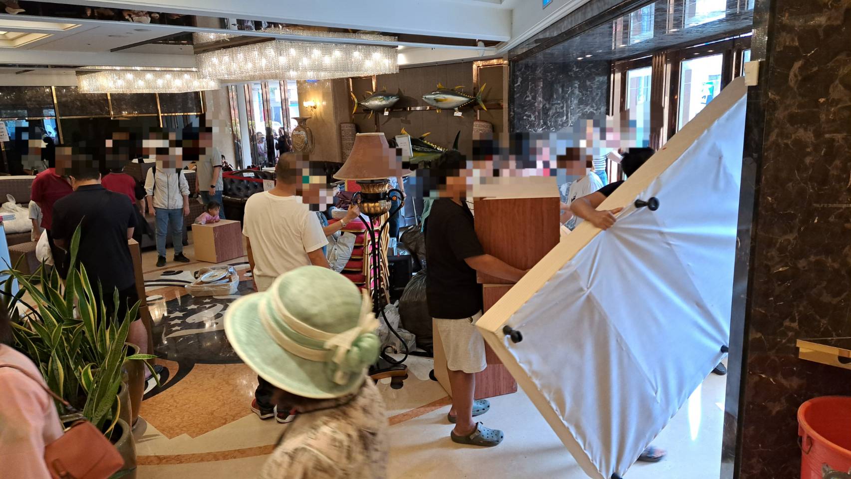 鮪魚家族屏東館將進行全面改裝，跳樓價出清大型傢俱，引起民眾搶購。（翻攝臉書「鮪魚家族飯店屏東館」）