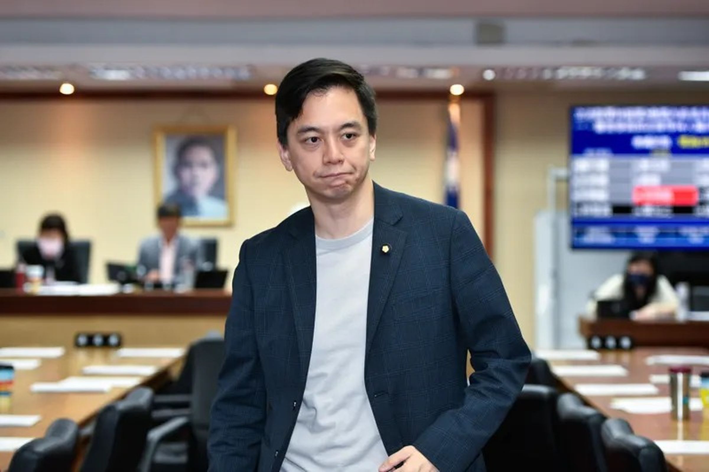 牛煦庭寫反罷免答辯書,怒批為了處理一群「垃圾的謠言」,是在浪費生命。鏡報李智為攝