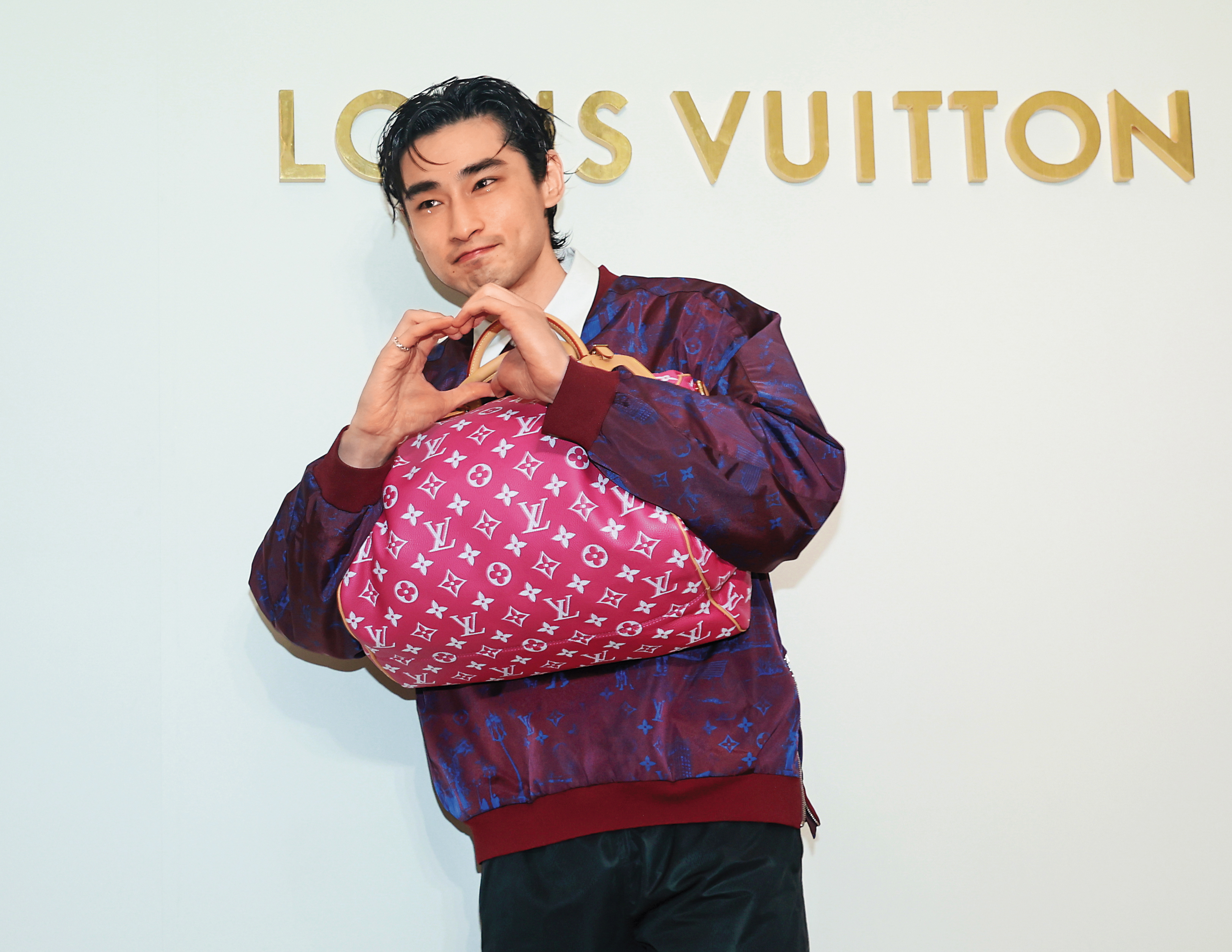 章廣辰現身LV新店開幕派對，好想當他懷裡的那咖包…