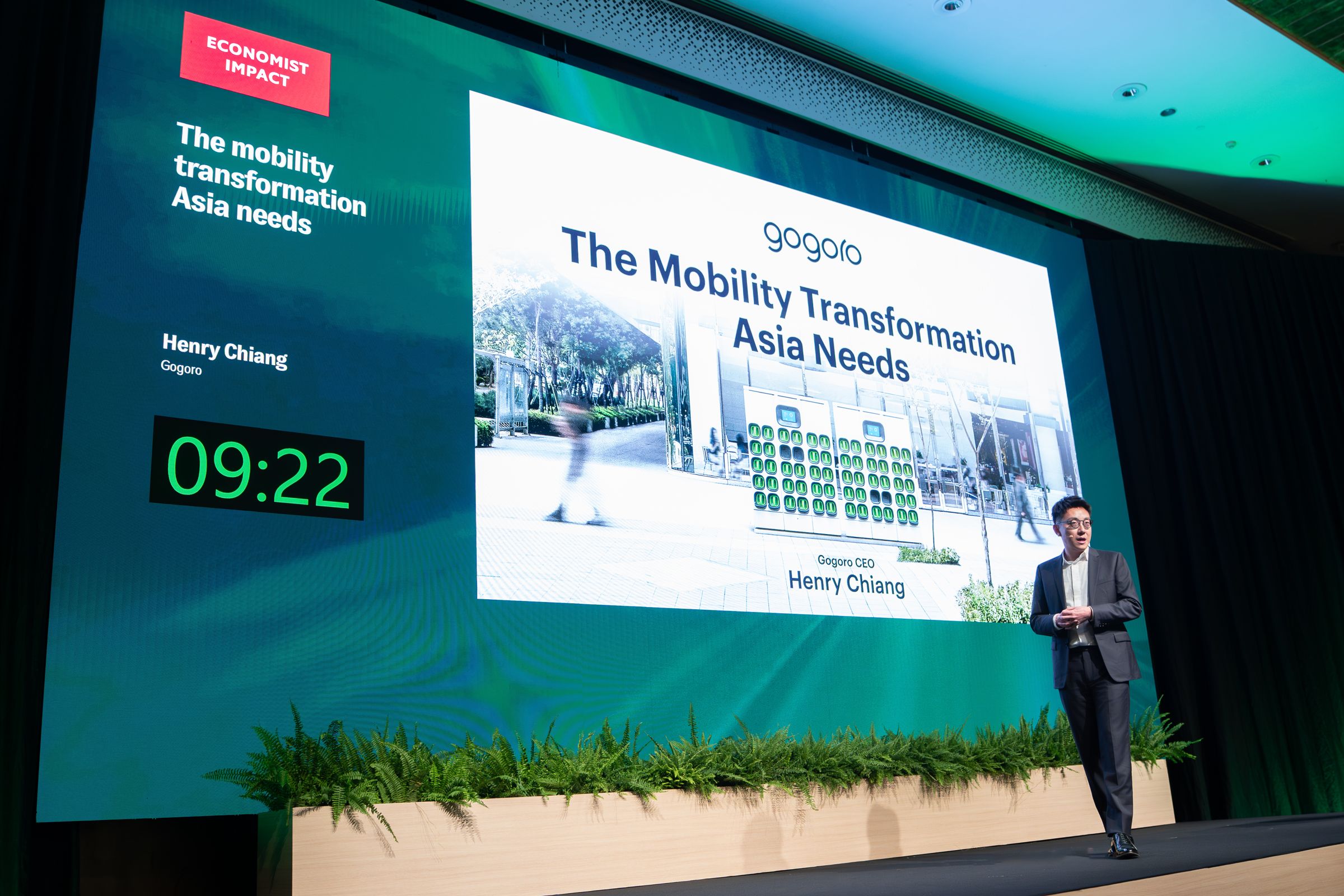 執行長姜家煒以「The Mobility Transformation Asia Needs」為題發表演說,分享如何以創新技術打造智慧電池交換系統及電動機車,重新定義城市移動。(翻攝自外電)