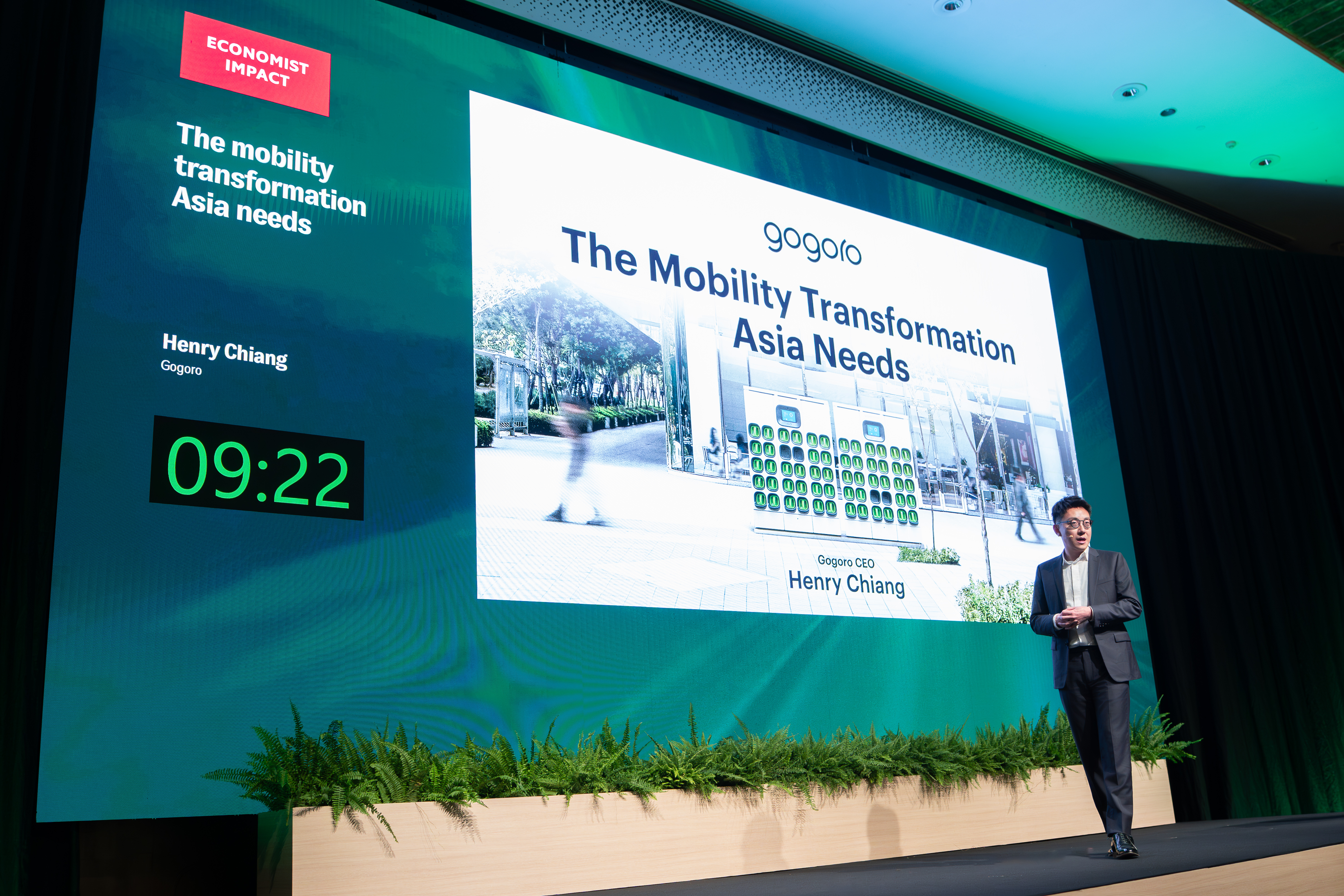 執行長姜家煒以「The Mobility Transformation Asia Needs」為題發表演說，分享如何以創新技術打造智慧電池交換系統及電動機車，重新定義城市移動。（翻攝自外電）