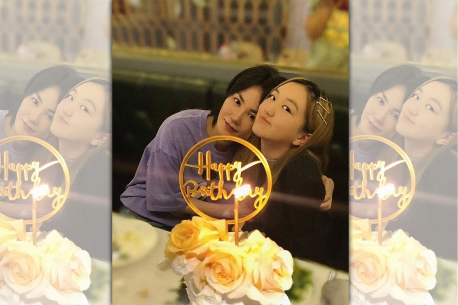 王菲為女兒李嫣慶賀成年，讓人看到王菲淡定外的另一面。（翻攝自微博）