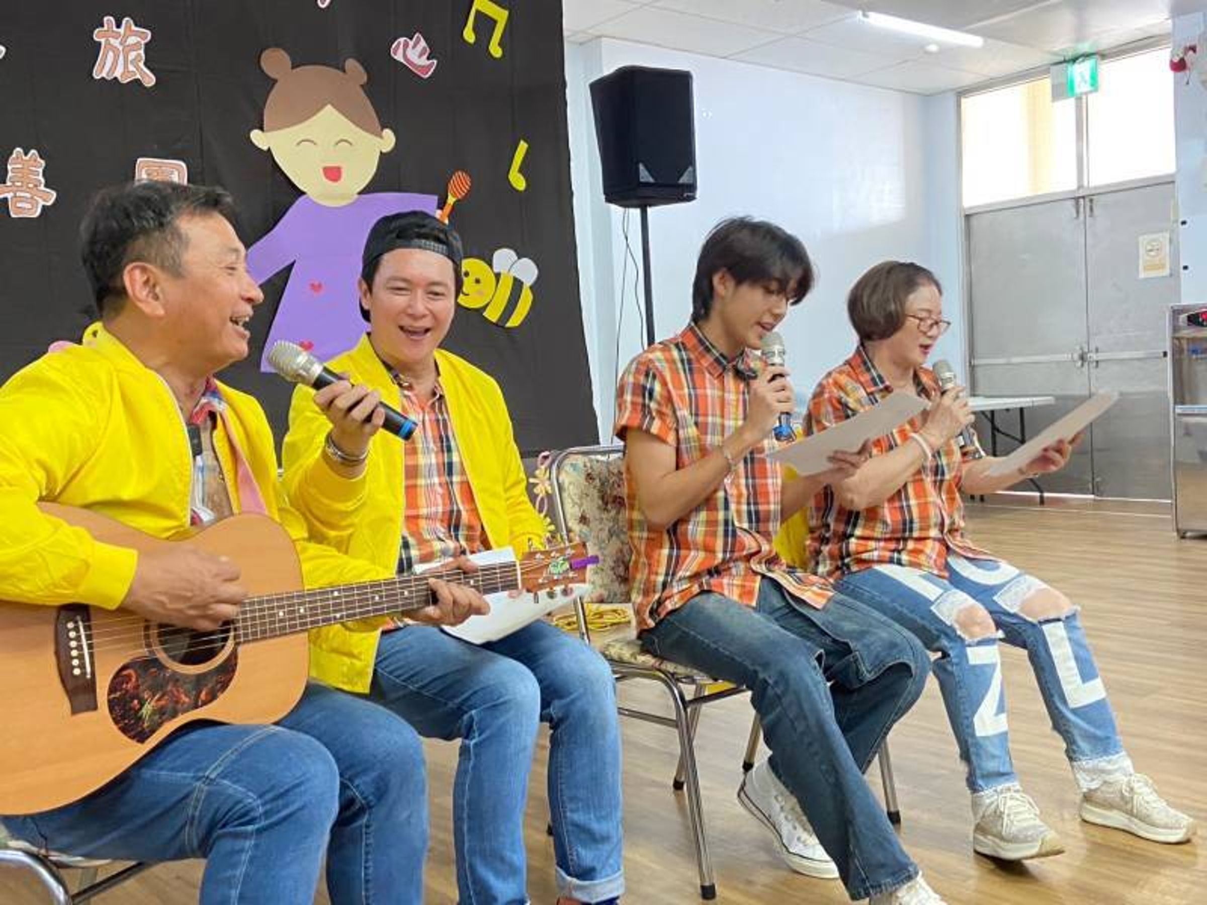 王中平(左起)、王燦、劉宥慳、周嘉麗10日到雲林身障養護中心,和身障朋友們互動、合唱。(雲林縣身心障礙養護中心提供)
