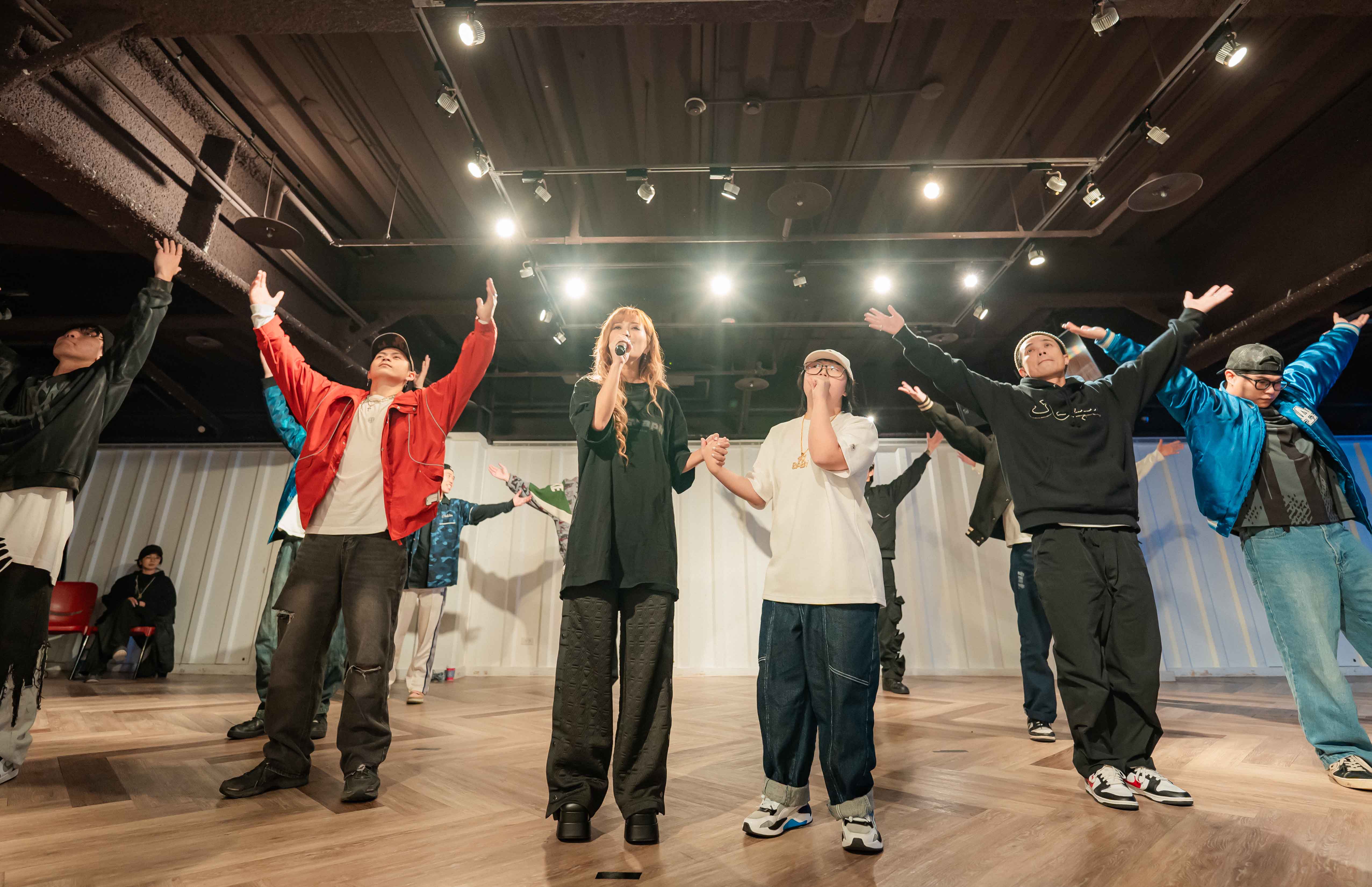 黃美珍為新加坡「異彩人生公益團體」唱作主題曲〈Unleash Your Light〉。（Unleash Your Light提供）