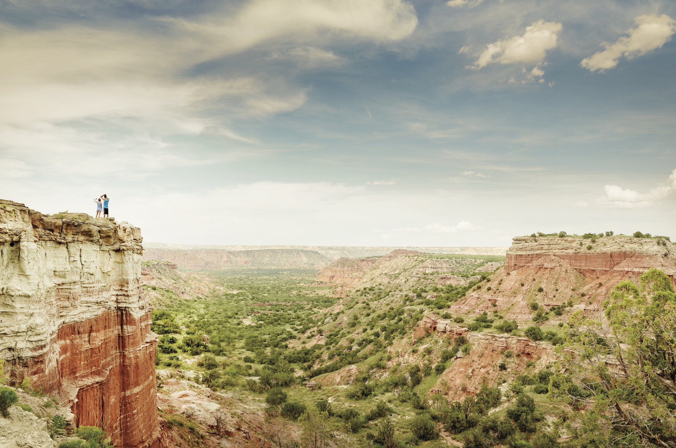 帕洛杜洛峽谷（Palo Duro Canyon）為美國第二大峽谷，以壯闊的峽谷地景與獨特的紅岩地貌聞名，是探索德州西部自然風光的必訪景點。（德州旅遊局提供）