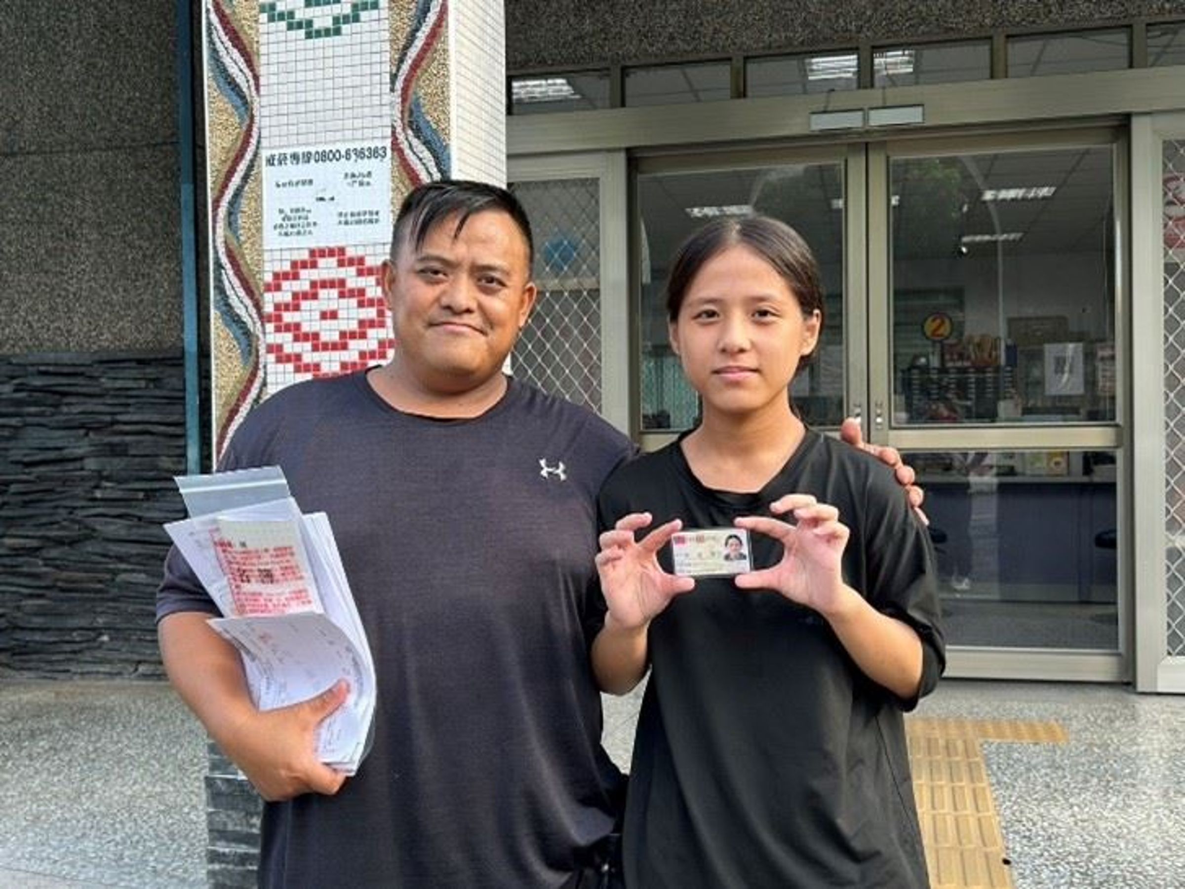 來自花蓮縣萬榮鄉的一名少女終於取得原住民身分，實現了她和家人們長達15年的期盼。（花蓮縣政府提供）