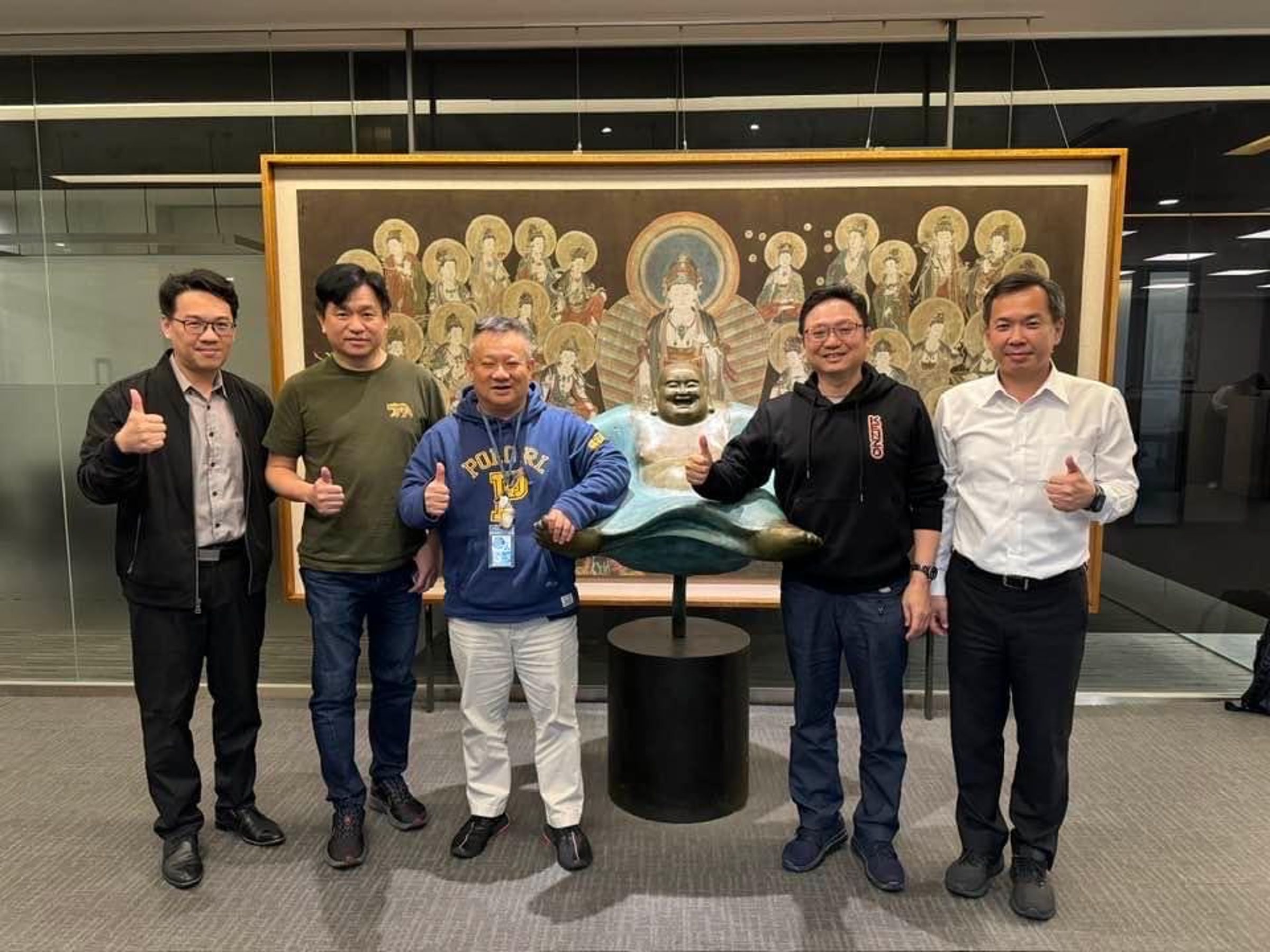 宣捷收購竹北育禾管顧，婦幼版圖一次到位。左起育禾醫師王毓淇、育禾院長蘇河仰、宣捷董事長宣昶有、育禾院長鄭忠政、宣捷副董事長蔡建芳。（宣捷提供）