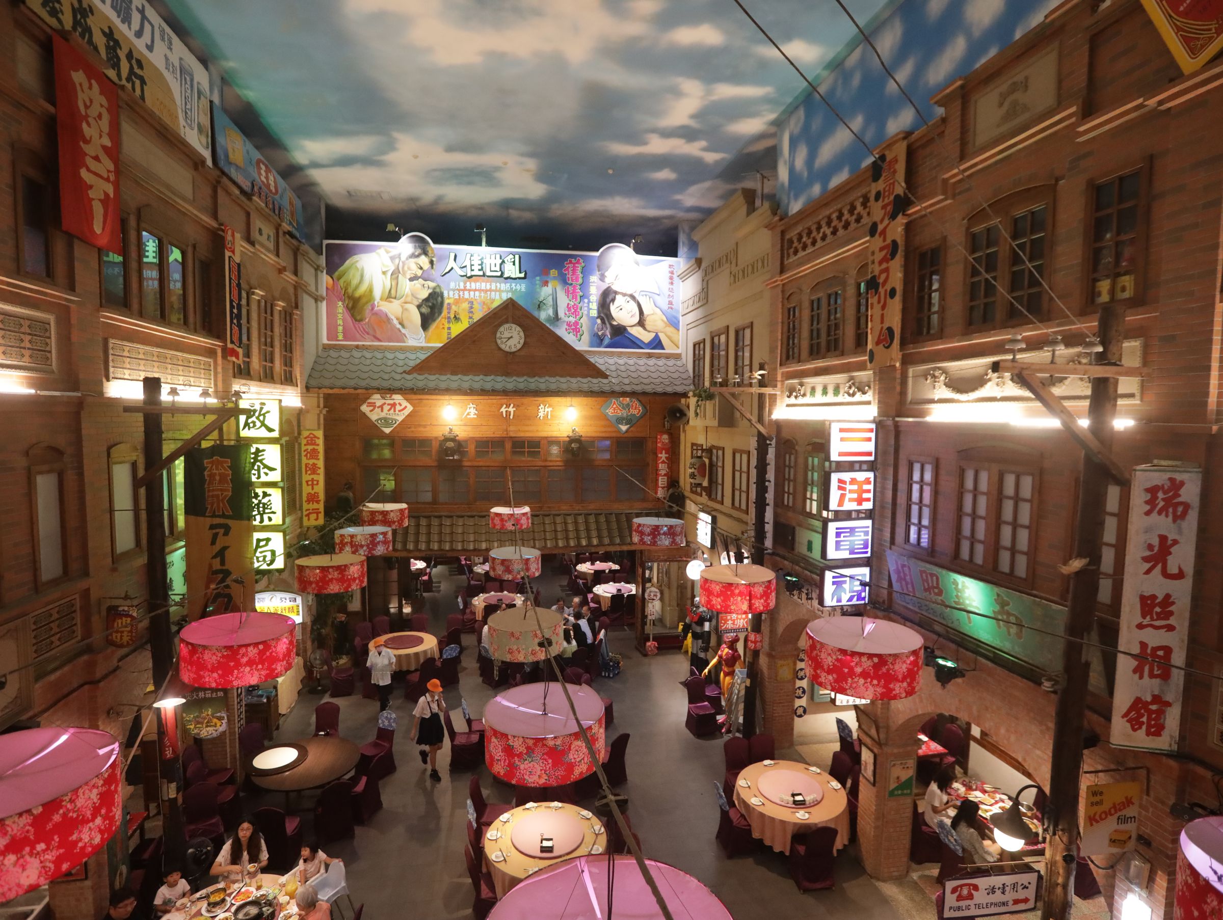 風城之月餐廳內宛若電影場景般，氛圍感十足。