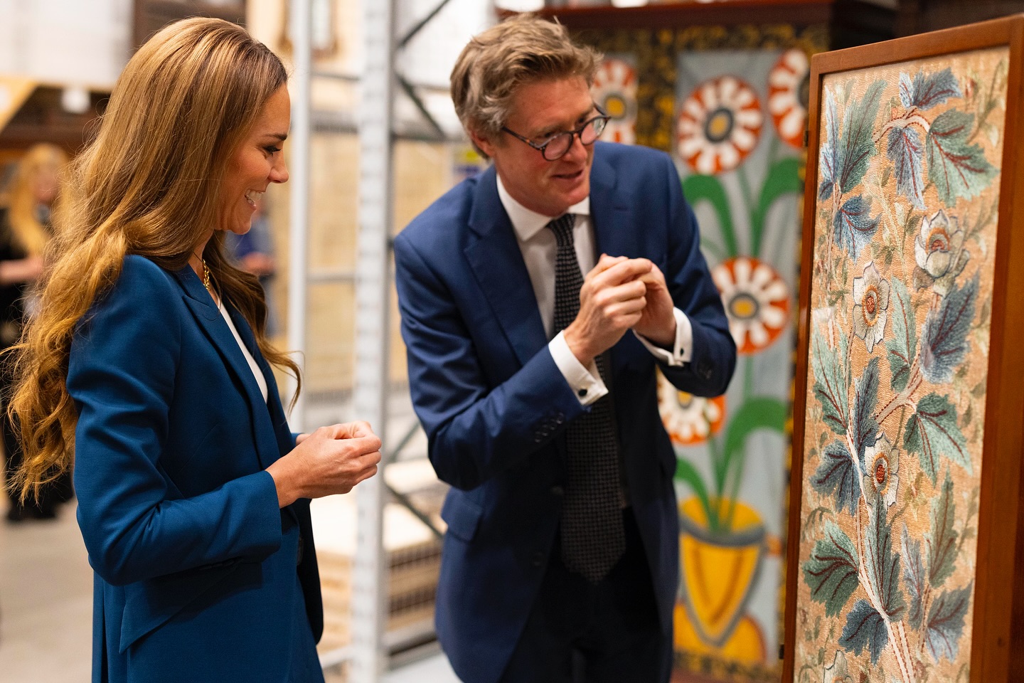 凱特王妃（左）6月時到訪V&A東區博物館，館長Tristram Hunt親自帶她參觀。（翻攝Victoria and Albert Museum臉書）