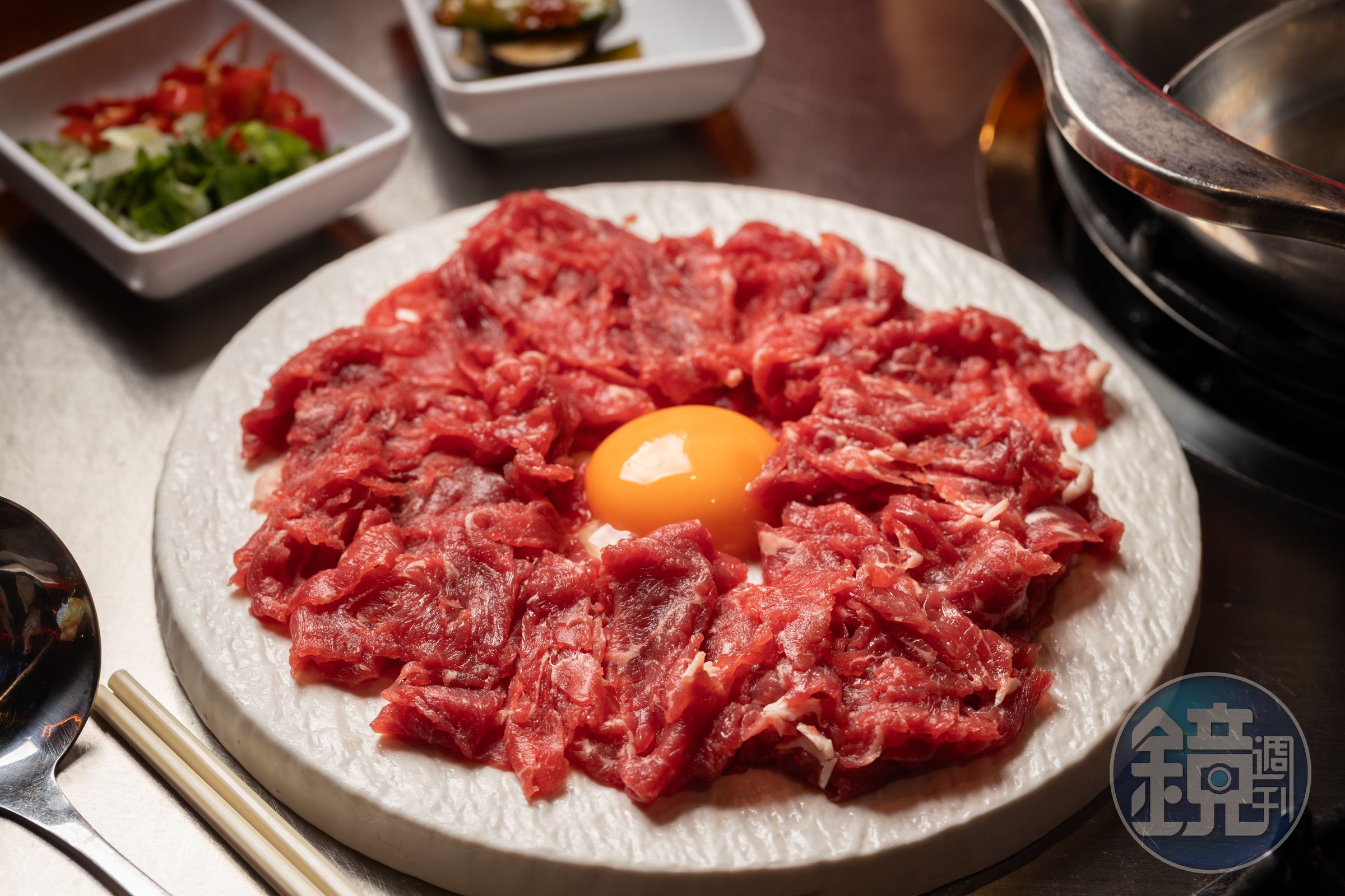 「台灣本地月見溫體牛」是蔣老爹涮涮鍋店內招牌,每日限量,週一不殺牛吃不到。(620元/份)