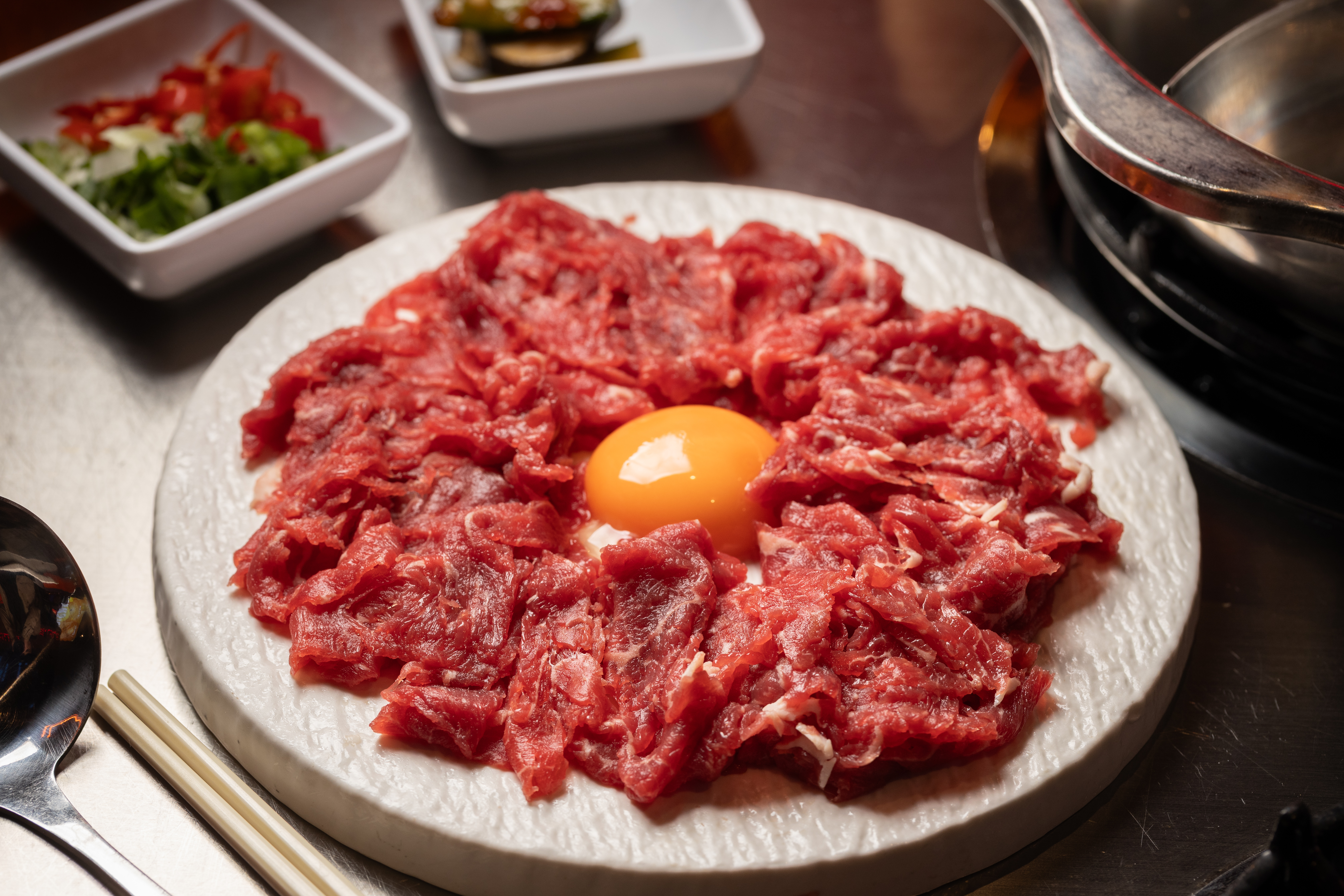「台灣本地月見溫體牛」是蔣老爹涮涮鍋店內招牌,每日限量,週一不殺牛吃不到。(620元/份)