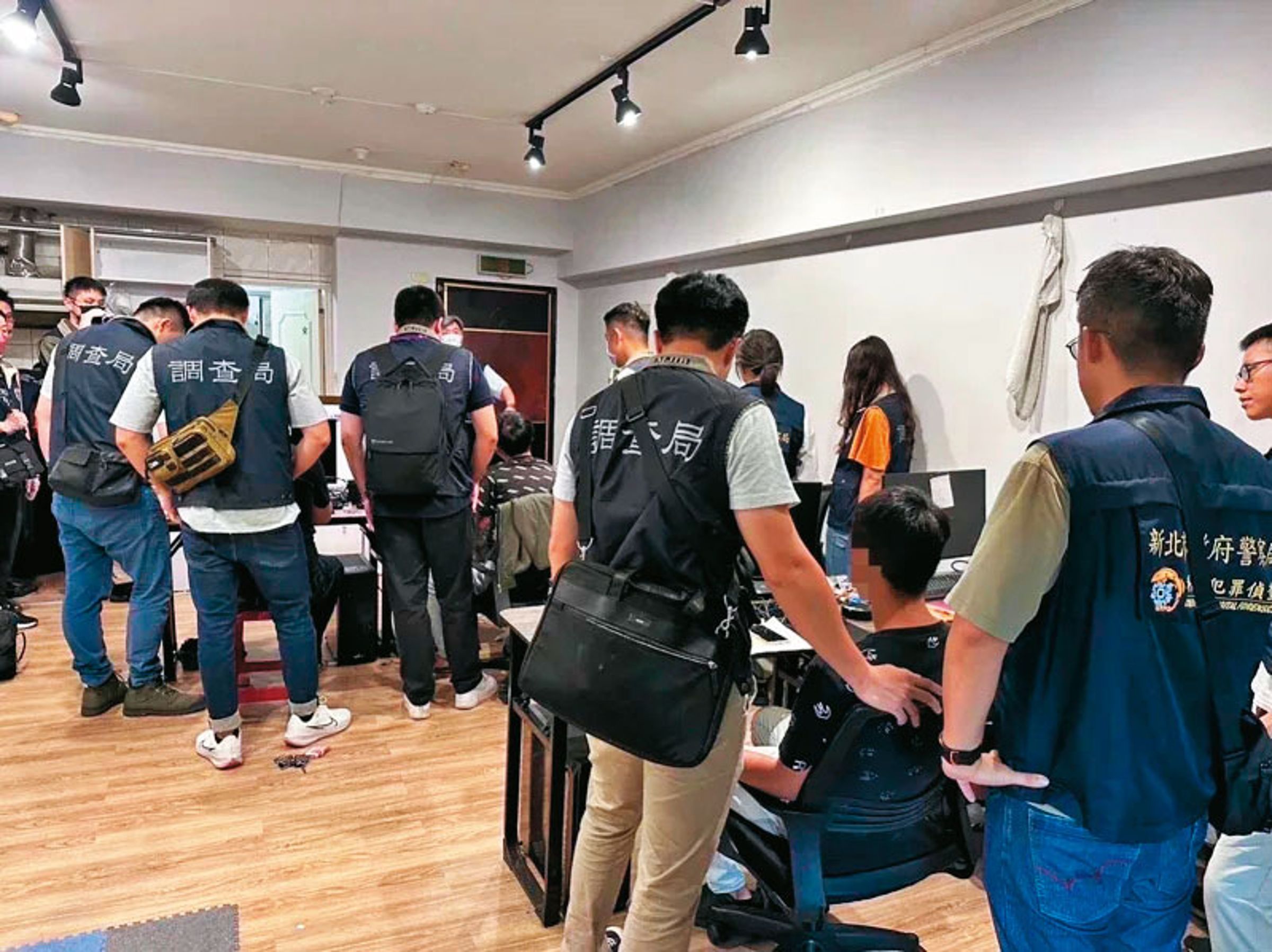 調查局日前破獲戀愛投資電信詐騙機房，發現詐團盜用正妹照引誘被害人投資，並成立「別再當窮鬼」群組，提供教戰守則指導新進成員如何騙錢。（翻攝畫面）