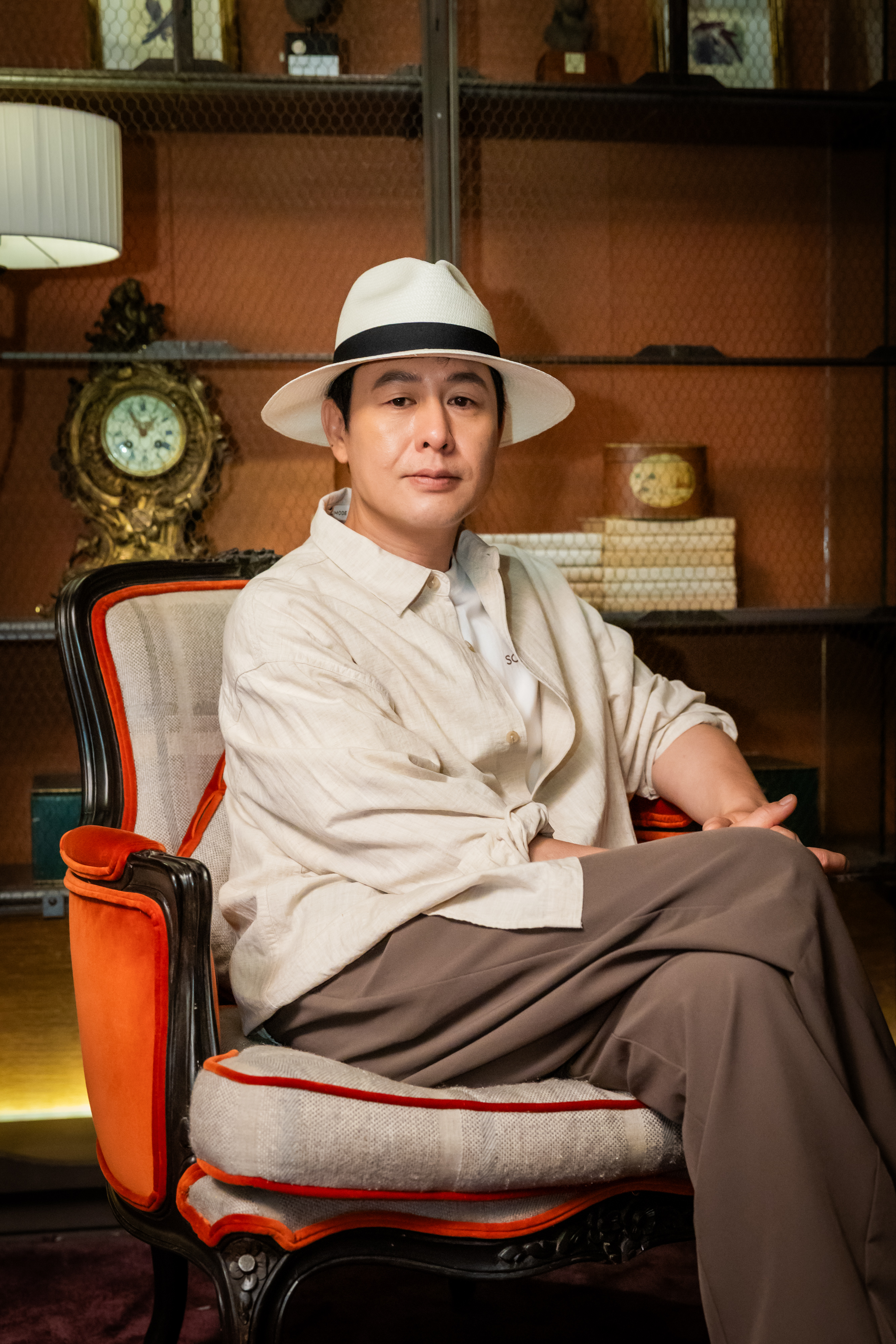 張頌文喜愛觀察生活,首度來到台北,他就體驗了道地的台灣文化「吃檳榔」。(兩岸電影展提供)