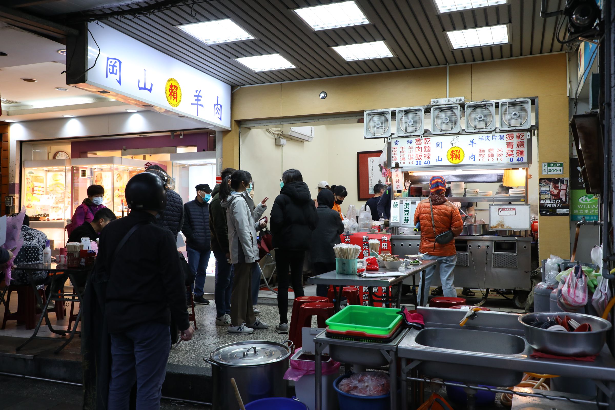 新店人氣小吃店「賴岡山羊肉」，開業20多年，吸引許多外地人專程來朝聖。