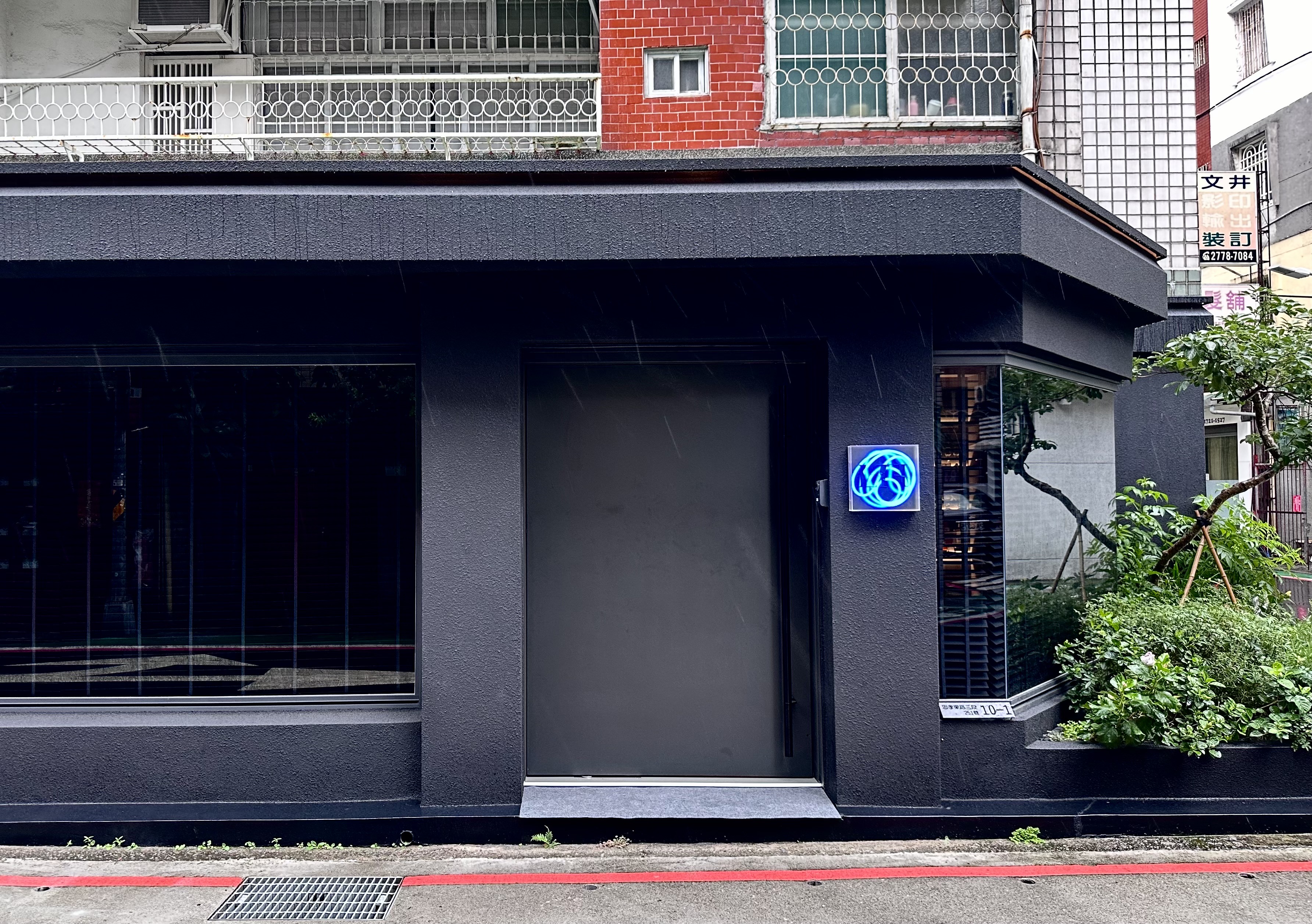 「LIT TAIPEI」隱身於台北大安區的黑色建築中,更增添神祕氛圍。
