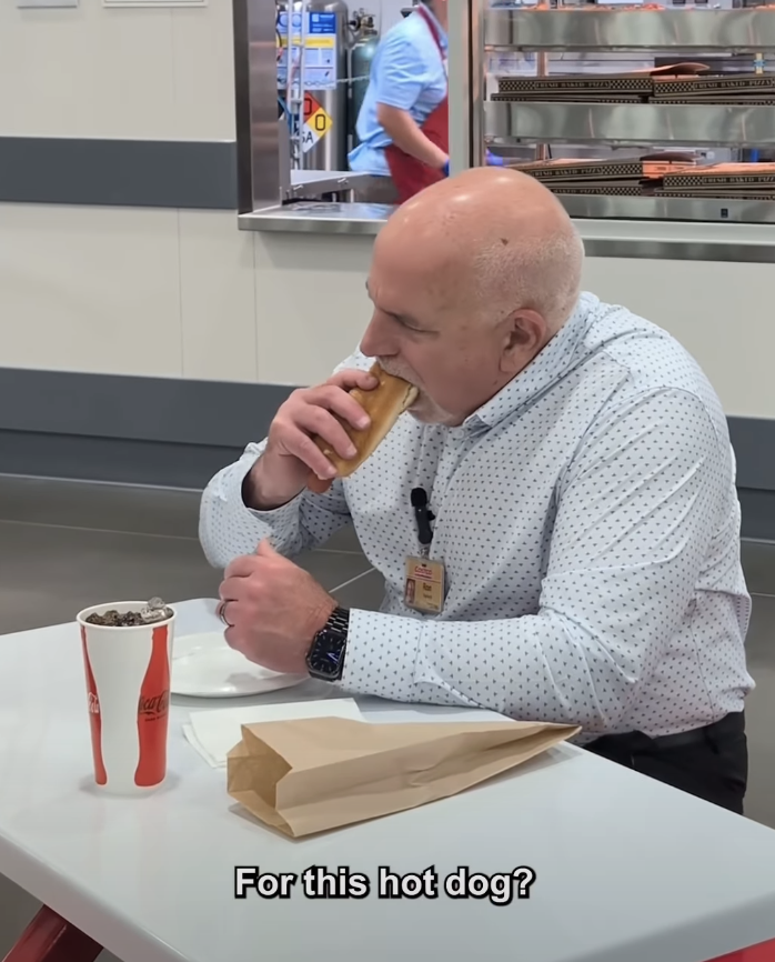 好市多執行長瓦克里斯拍片大口吃熱狗，向全球會員保證1.5美元的傳奇價格不變。（翻攝自IG＠costco）