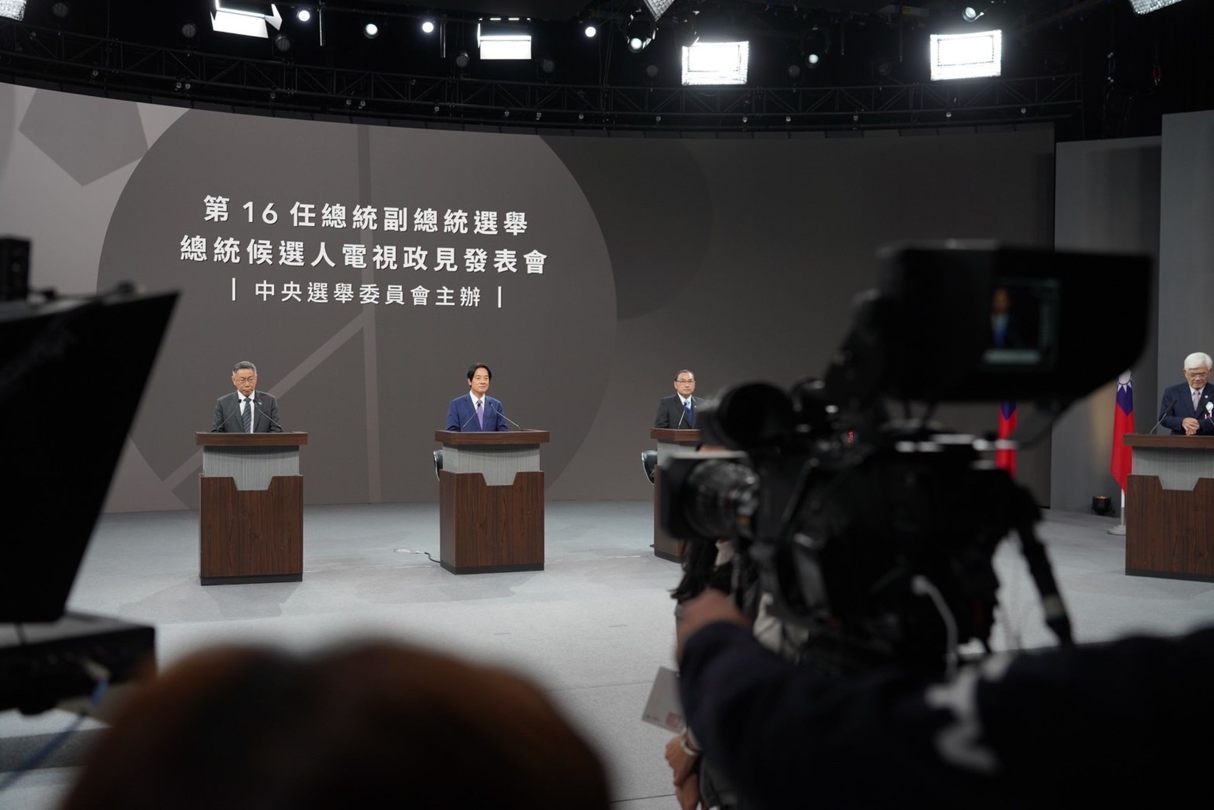 侯友宜、賴清德及柯文哲在第三輪時，針對綠能弊案、居住正義及財政紀律進行攻防。（民眾黨提供）