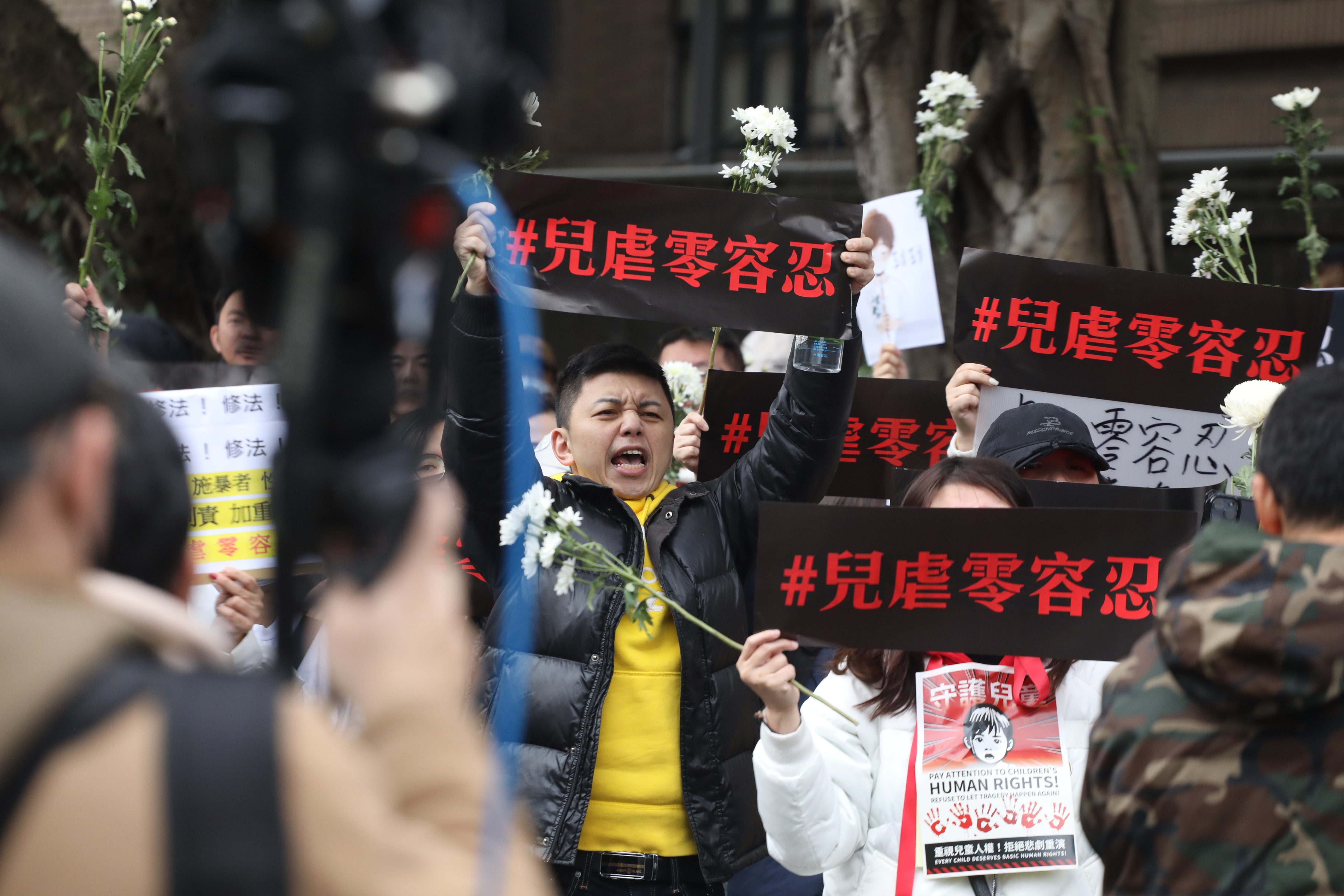 下午剴剴案第4次準備庭,北院外集結數百名民眾,高喊「虐童零容忍」。