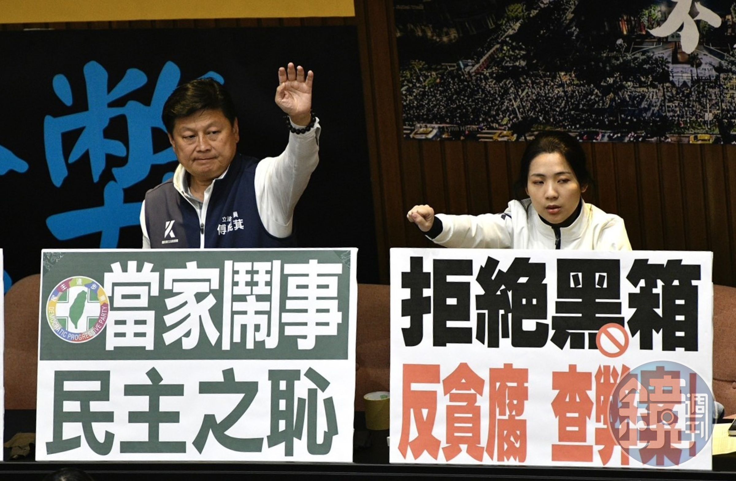 徐巧芯 (右)對於傅崐萁(左)昨日提出「賴清德國情報告可只說不答」深表不滿,痛批:「立法院不是總統的秀場」