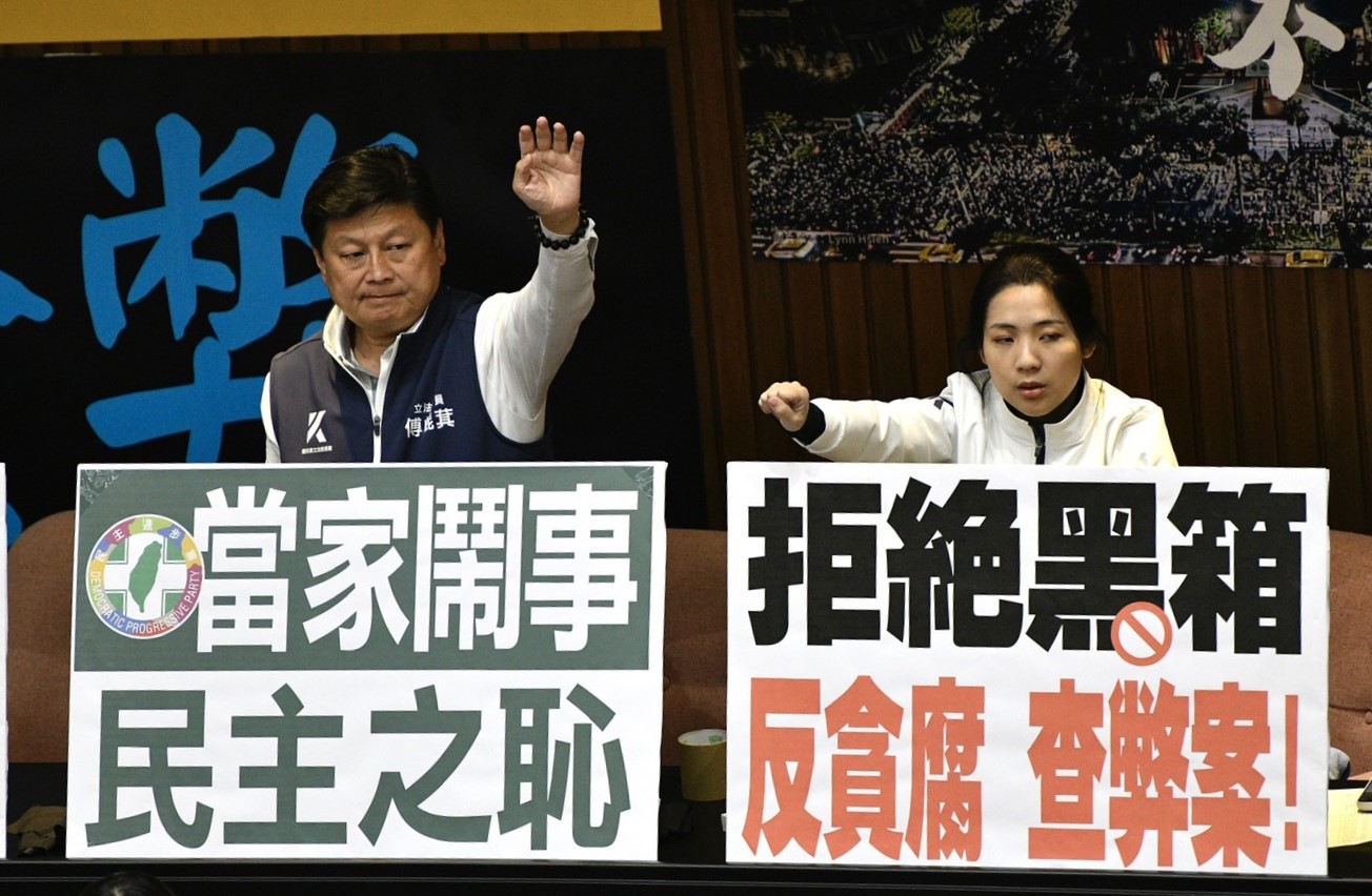 徐巧芯 （右）對於傅崐萁（左）昨日提出「賴清德國情報告可只說不答」深表不滿，痛批：「立法院不是總統的秀場」