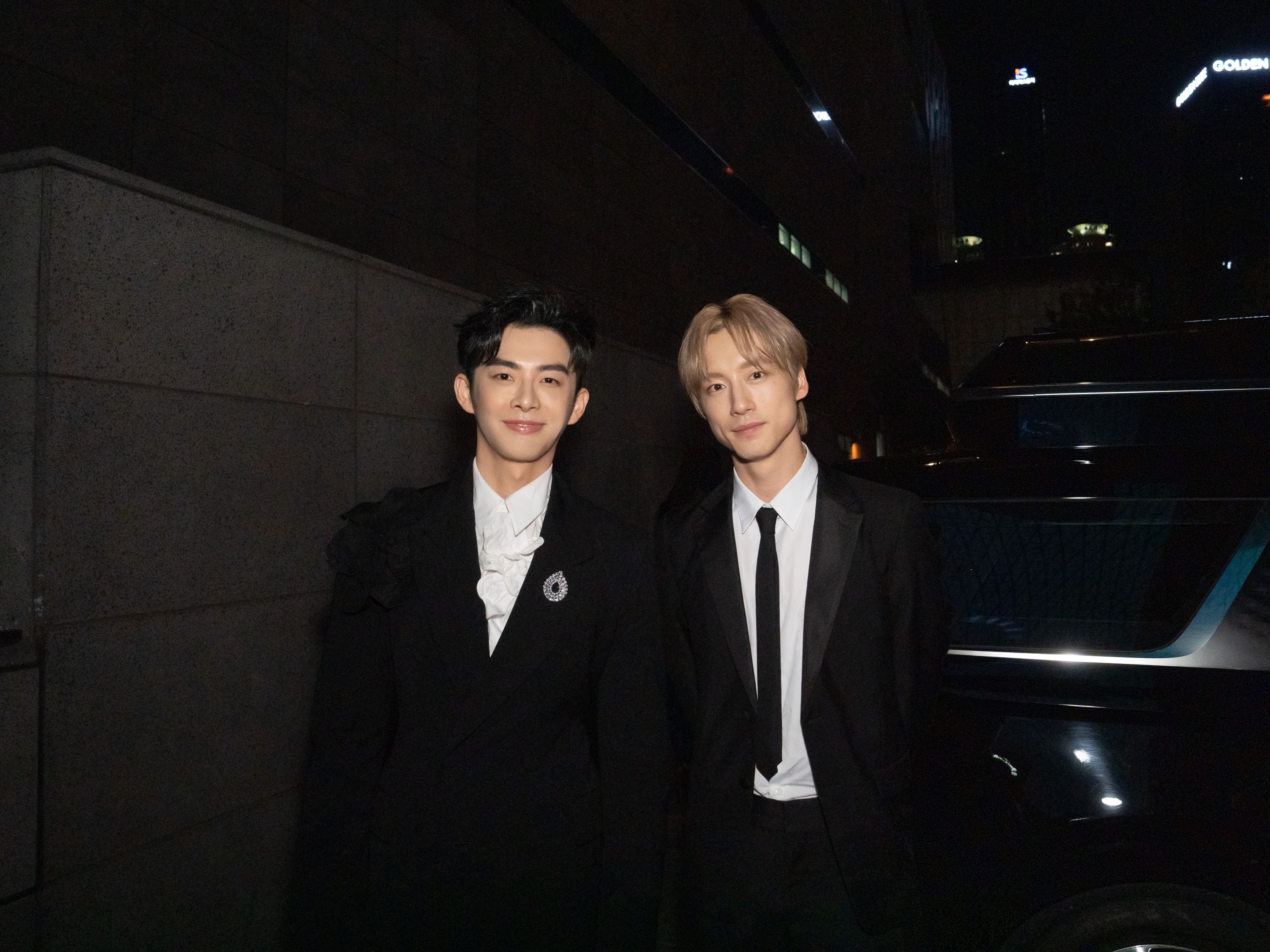 蕭子墨（左）與榮獲最佳男主角獎的日本男星坂口健太郎（右）合影交流。 （三和娛樂 提供）