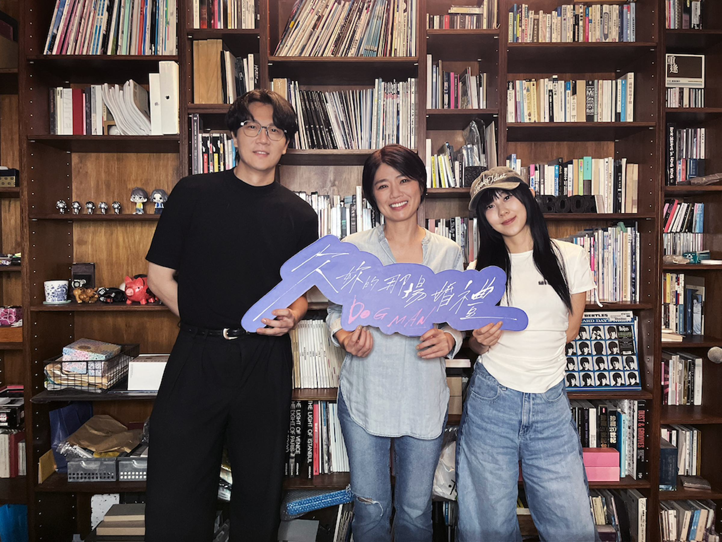 導演嚴藝文登宇宙人主唱小玉與白安主持的Podcast節目《一個路人經過》揭合作內幕秘辛。(相信音樂提供)