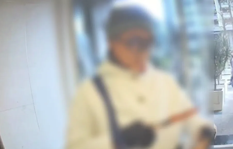 高雄市前鎮區，一名婦人因醫療保險理賠遭拒，竟亮出刀具恐嚇行員。（警方提供）