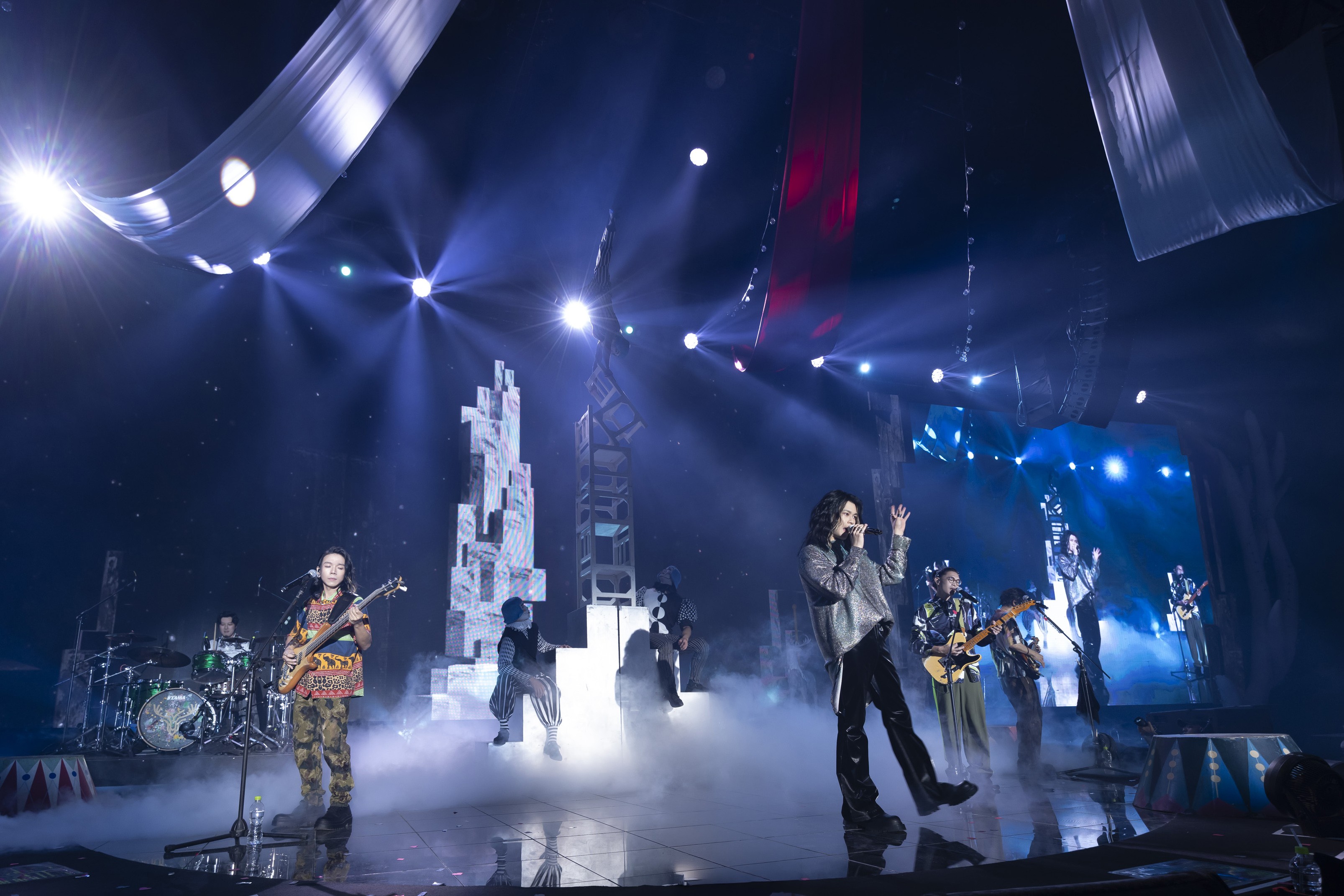 麋先生〈愚公移山〉神結合「疊椅馬戲」極限堆高。（相信音樂提供）