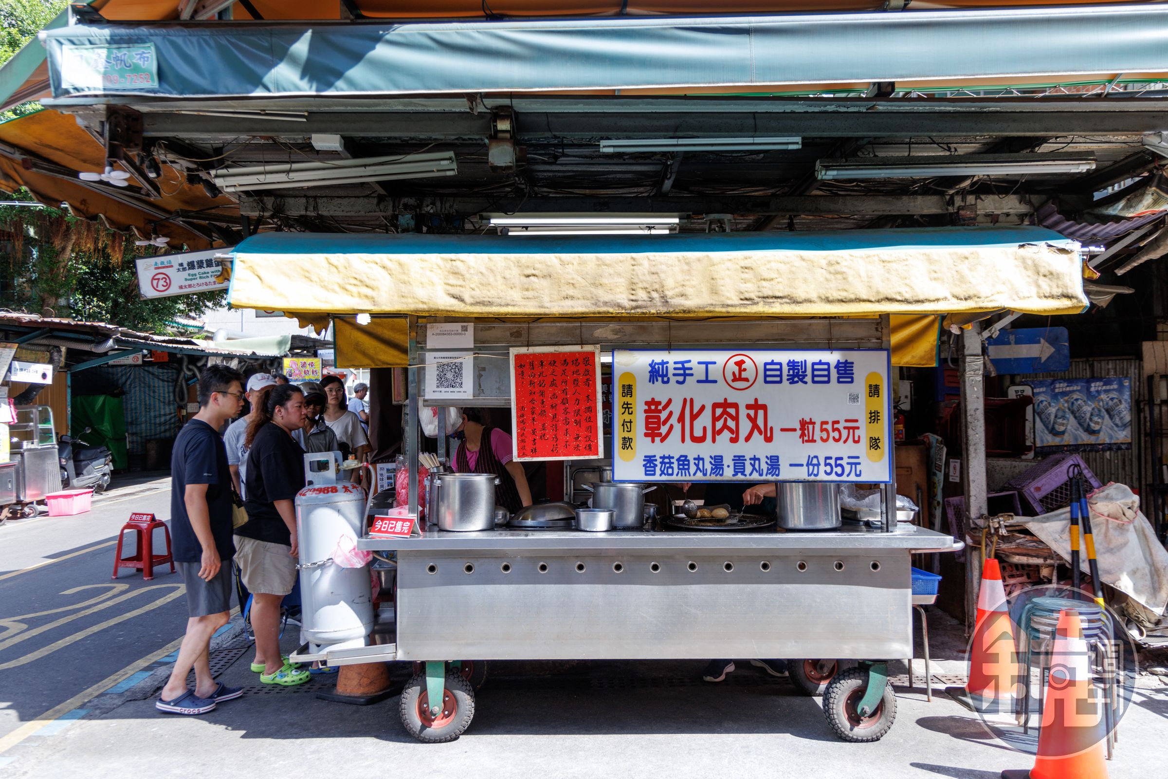 「南機場彰化肉丸」老闆說他們現在做的量比較少，下午1點半開門，經常3點半之前就賣完，有些客人怕撲空，中午12點半就來排隊。
