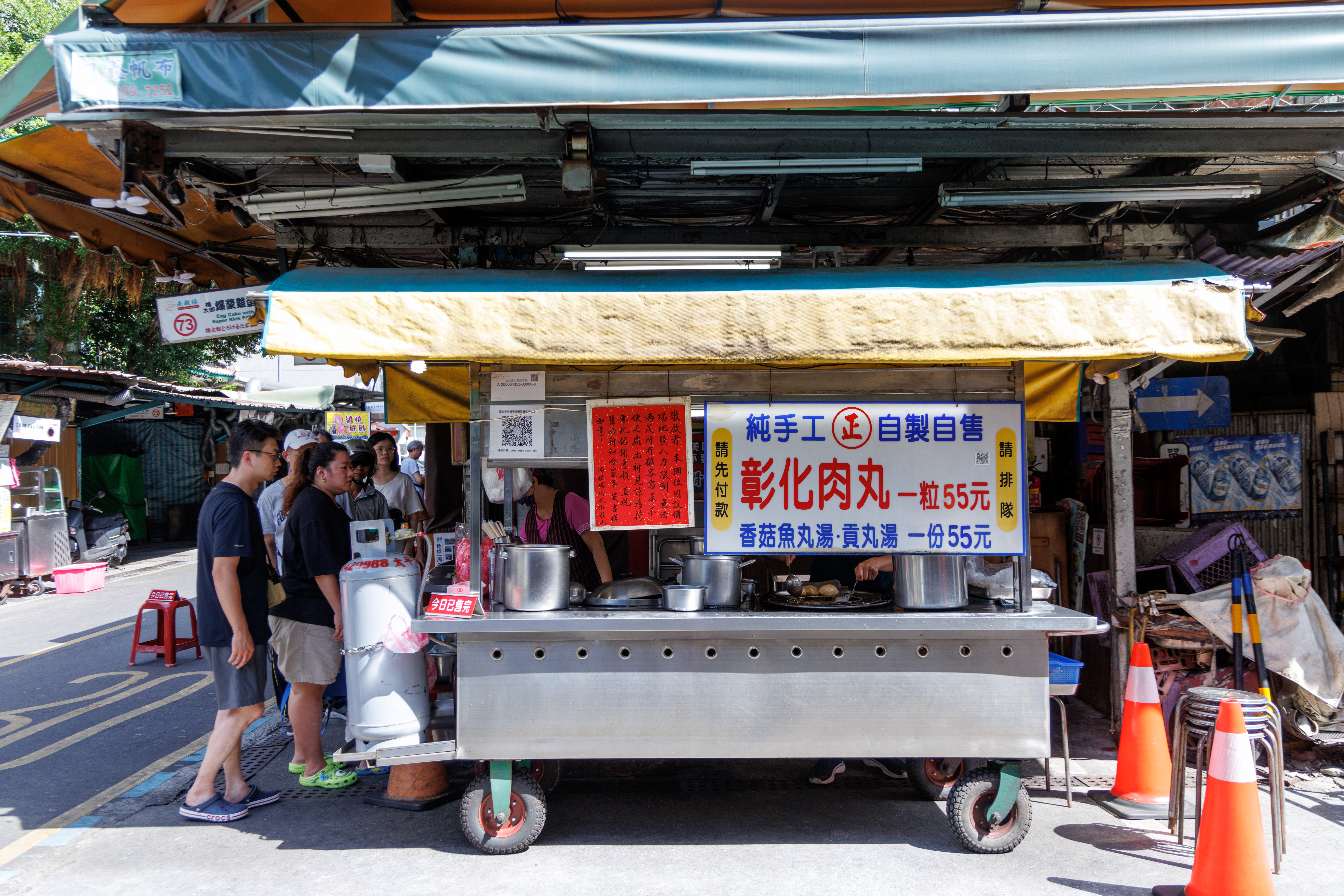 「南機場彰化肉丸」老闆說他們現在做的量比較少，下午1點半開門，經常3點半之前就賣完，有些客人怕撲空，中午12點半就來排隊。