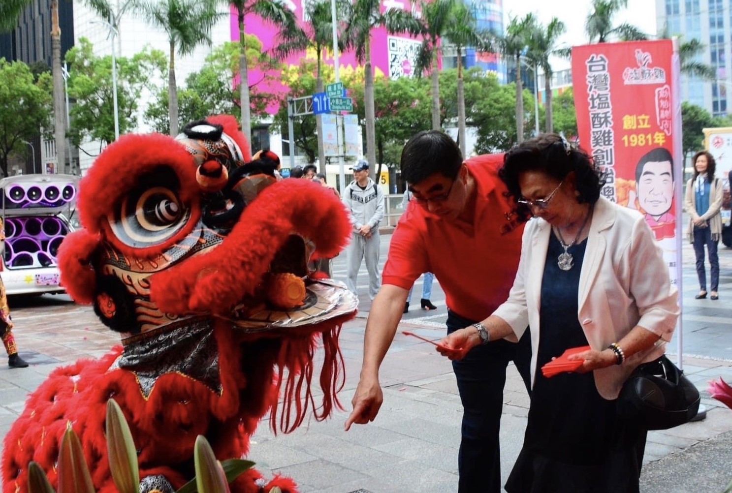 2020年台灣鹽酥雞西門町直營店盛大開幕，洪誌謙（左）與媽媽（右）一起參加典禮。洪誌謙報料，媽媽還想在西門店旁再賣甘蔗汁。（台灣鹽酥雞提供）