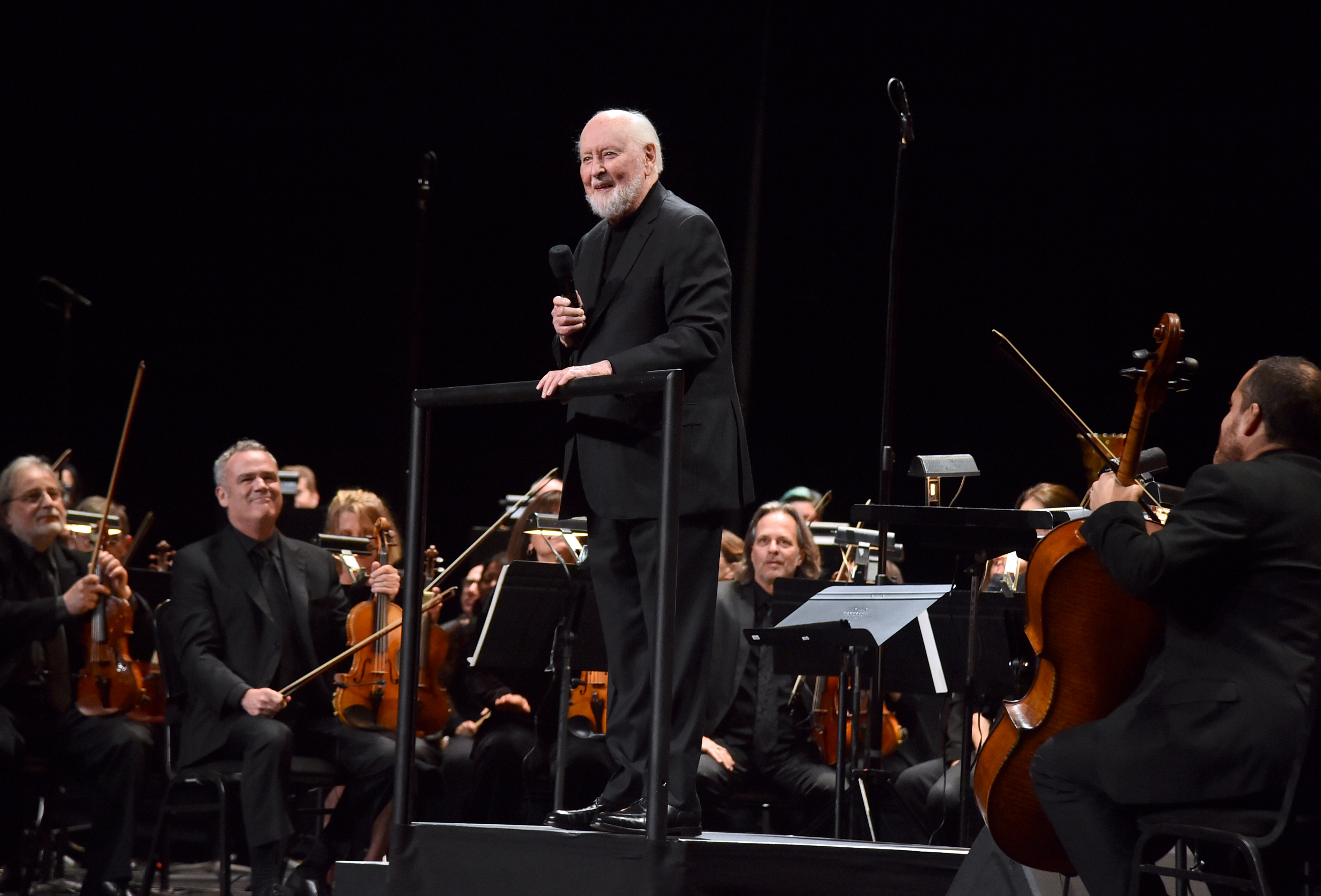 約翰威廉斯（中）在《印第安納瓊斯：命運輪盤》首映會上，親自指揮交響樂團演奏配樂。（迪士尼提供）