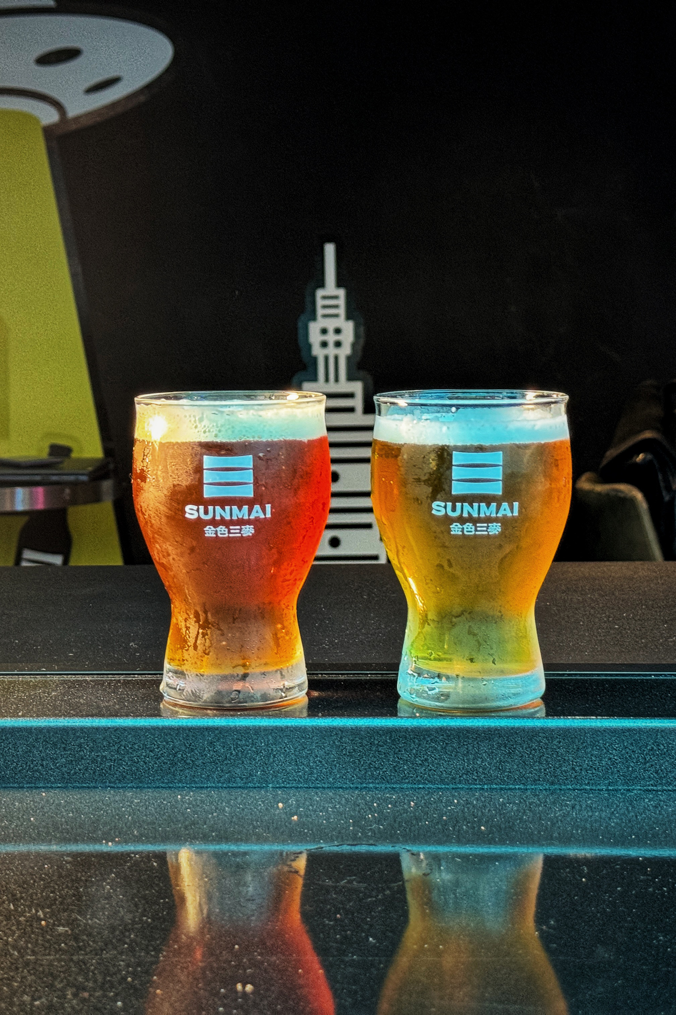 充滿啤酒花香的「葡萄柚IPA」(右)與高度數的「極烈」(左)啤酒,是來到金色三麥的必嘗酒款。(皆180元/杯)