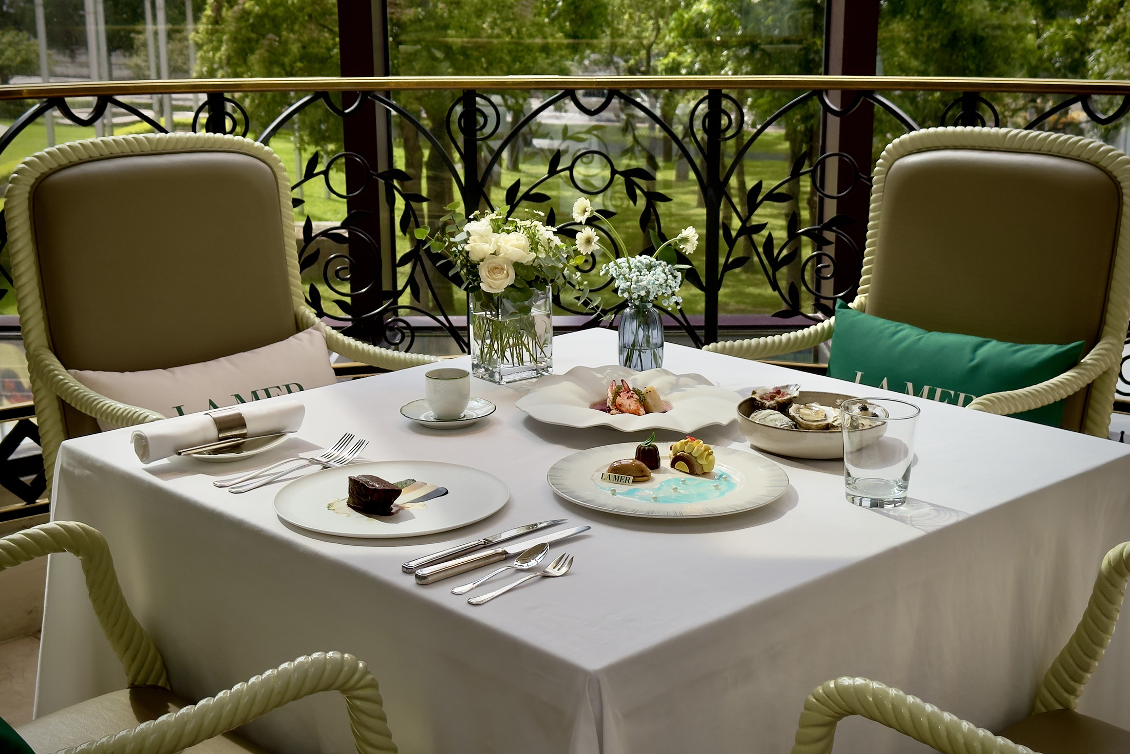 台北君悅酒店寶艾西餐廳從即日起至11月30日，與頂奢保養品牌LA MER海洋拉娜攜手推出「海洋珍珠宴」法式套餐。