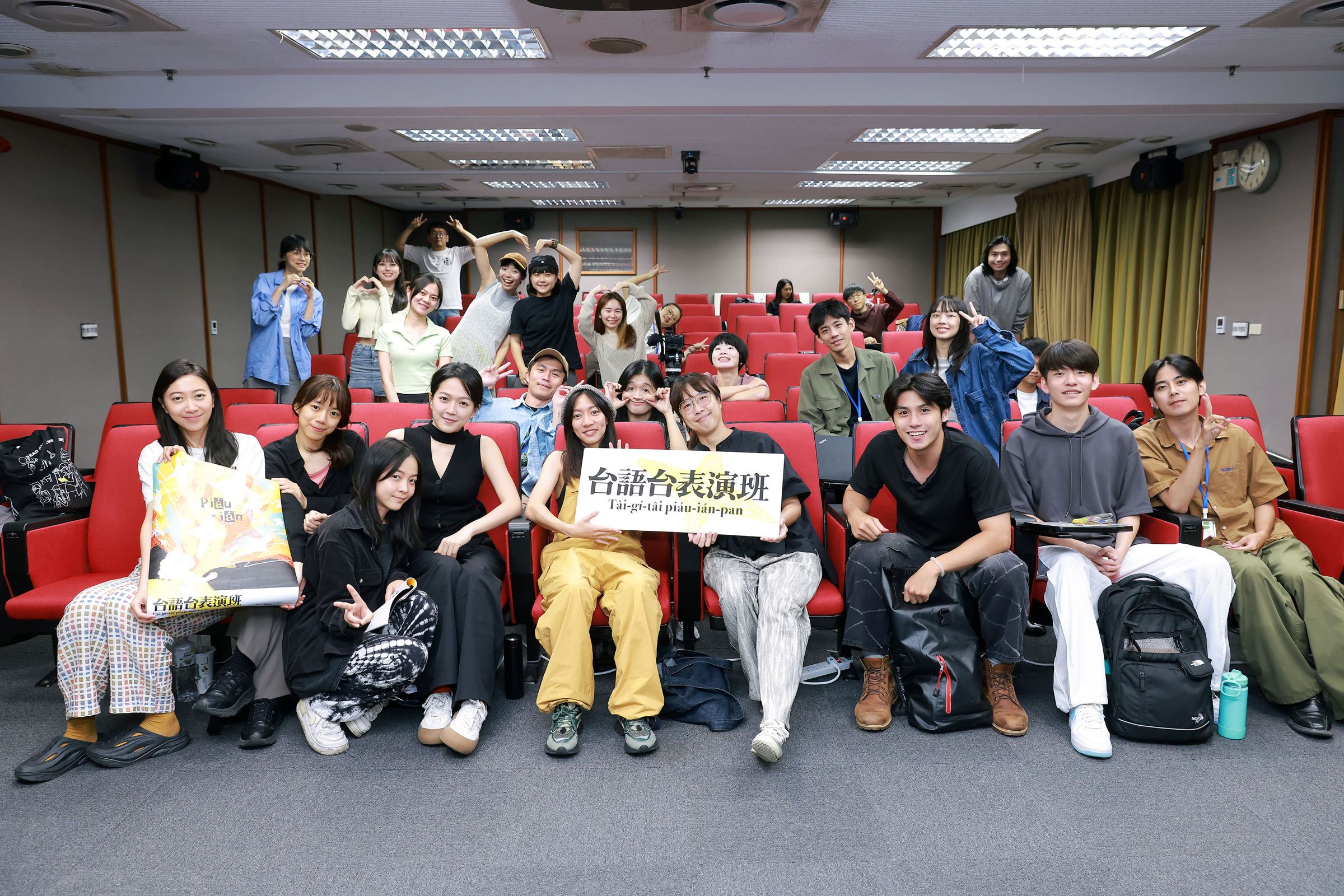 陳妤x經紀人劉恬恬與「台語台表演班」學員大合照。（台語台提供）