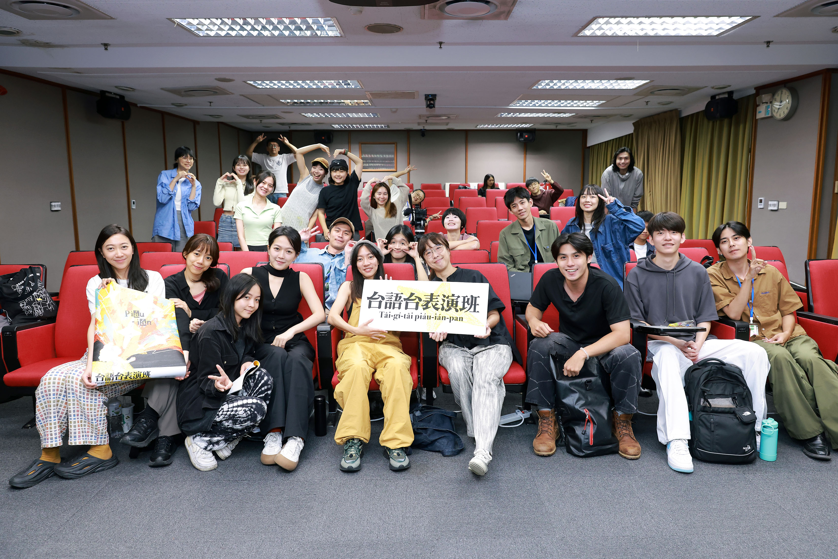 陳妤x經紀人劉恬恬與「台語台表演班」學員大合照。（台語台提供）