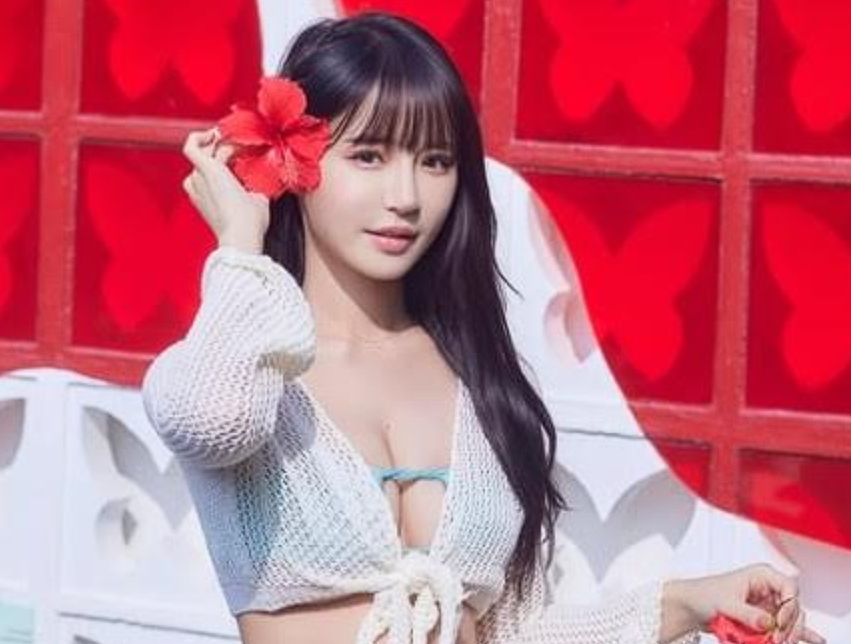 元元深夜曬出沖繩旅遊時拍攝的比基尼美照。（翻攝自元元IG）