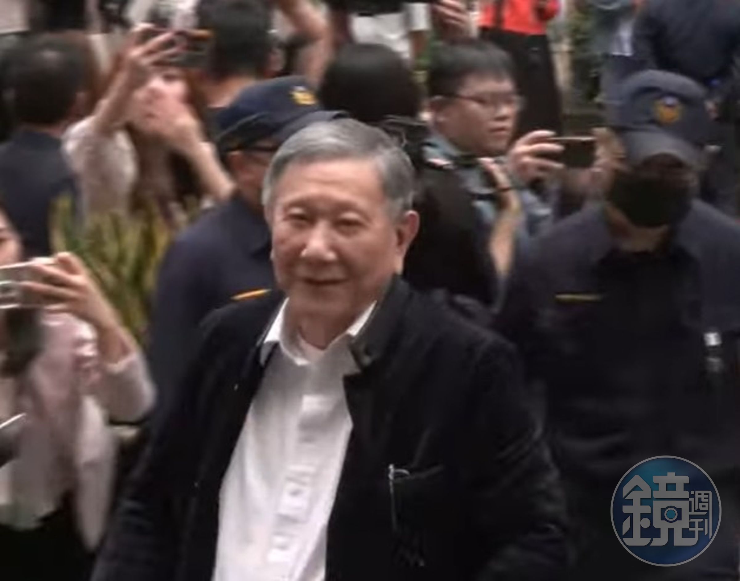 沈慶京自行走入法院。