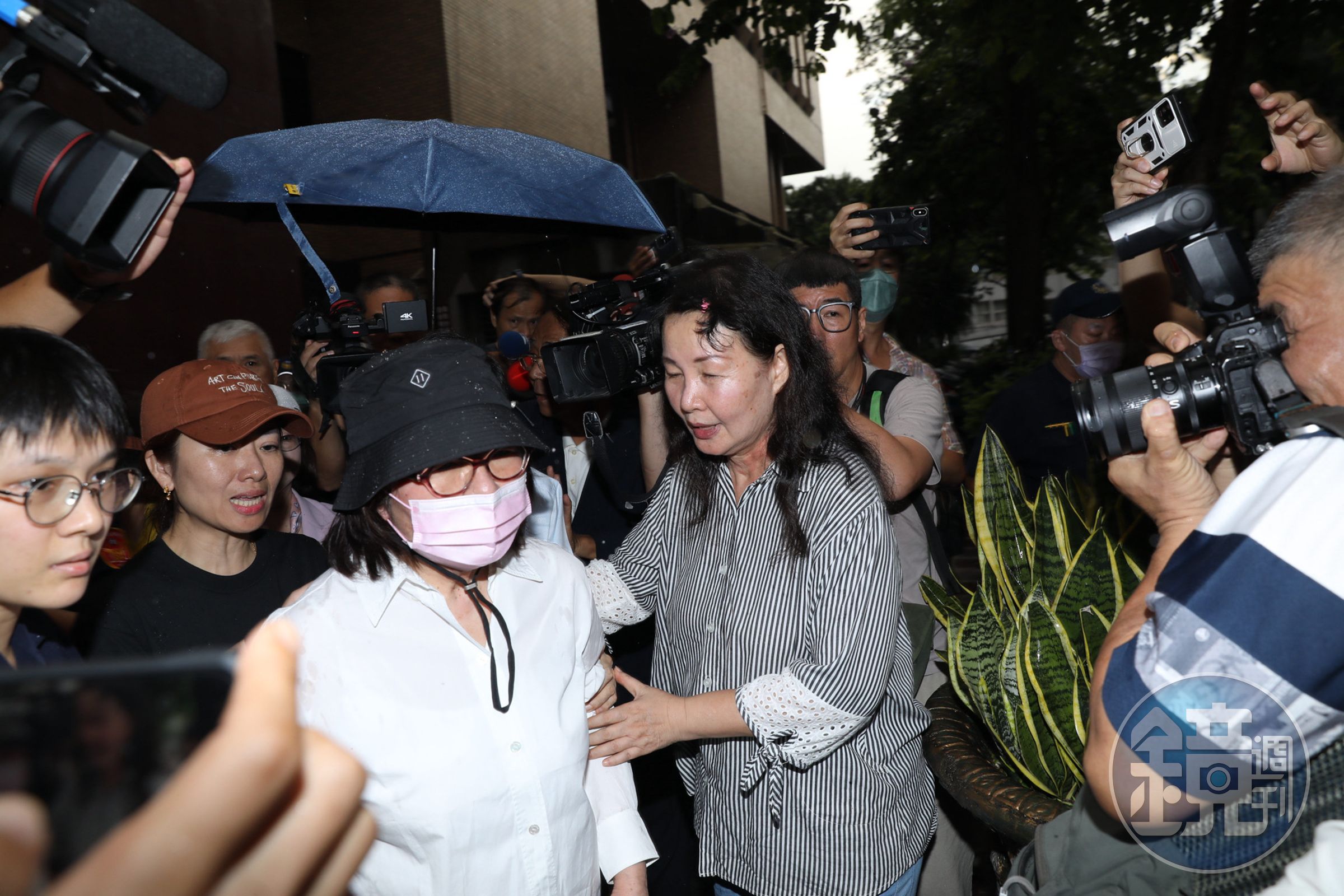 黃呂錦茹在家人陪同下離開台北地院。
