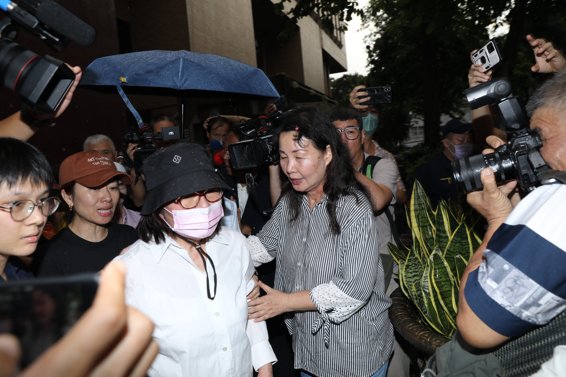 黃呂錦茹在家人陪同下離開台北地院。