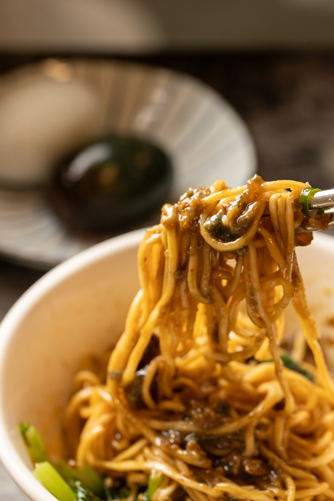 「紅油皮蛋乾拌麵」是皮蛋與肉燥、紅油的組合，口味意外順口。