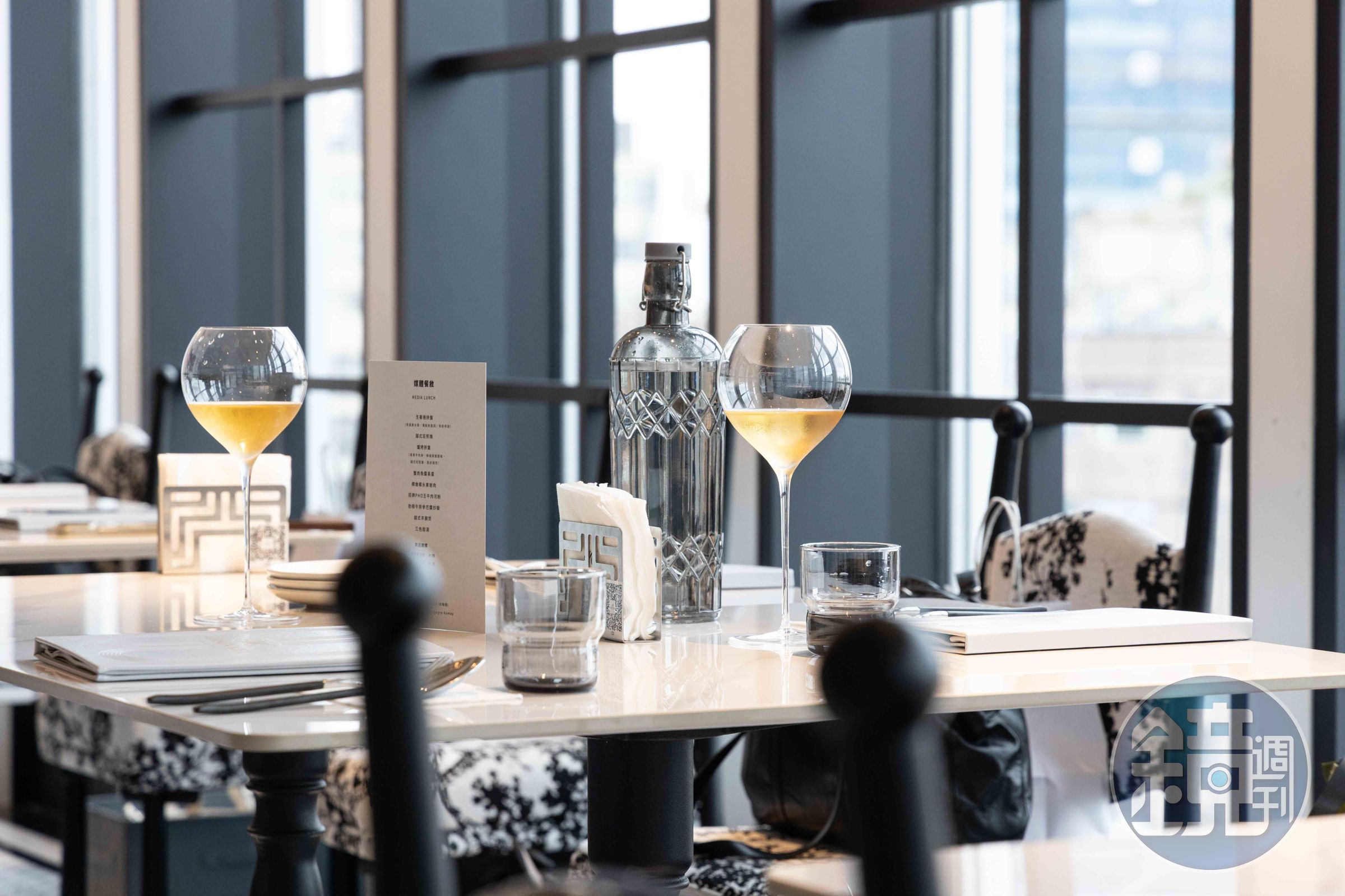 餐廳以Vibe Dining為定位，從料理到空間都帶著輕鬆度假感，適合多人聚餐小酌。