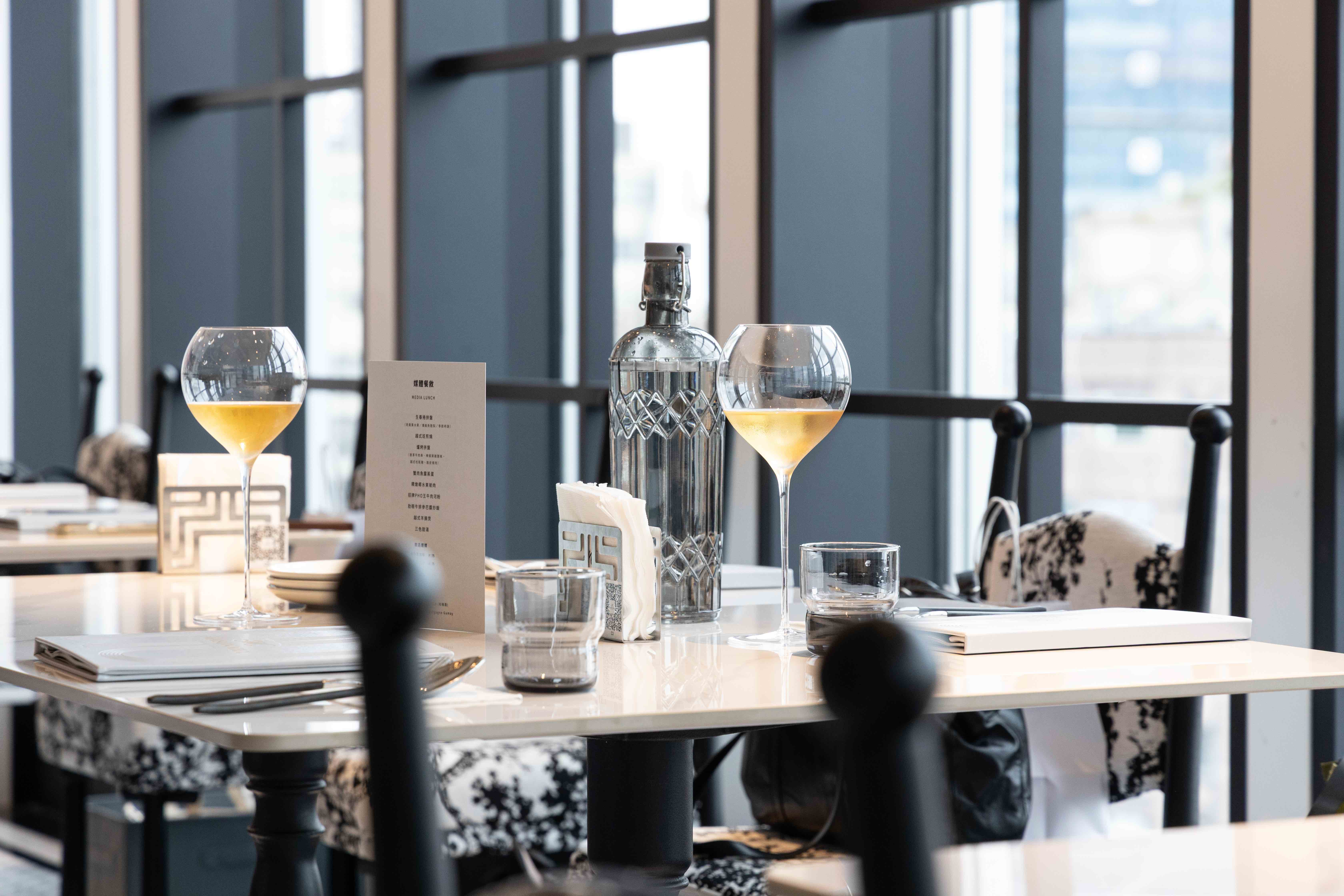 餐廳以Vibe Dining為定位，從料理到空間都帶著輕鬆度假感，適合多人聚餐小酌。