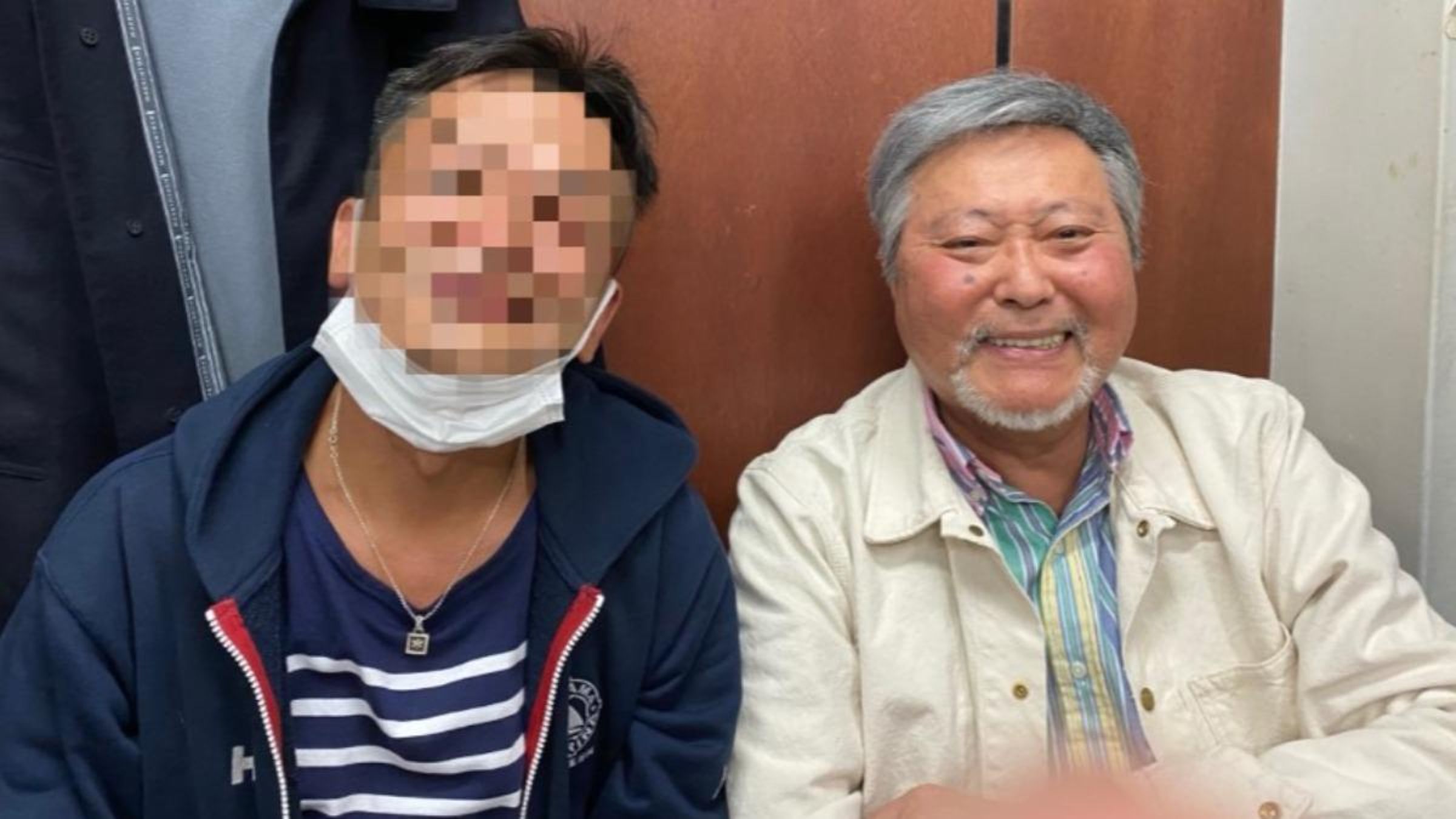 小倉智昭(右)上個月才剛接受採訪,現身節目分享目前生活點滴,當時氣色看起來不錯。(翻攝自X)