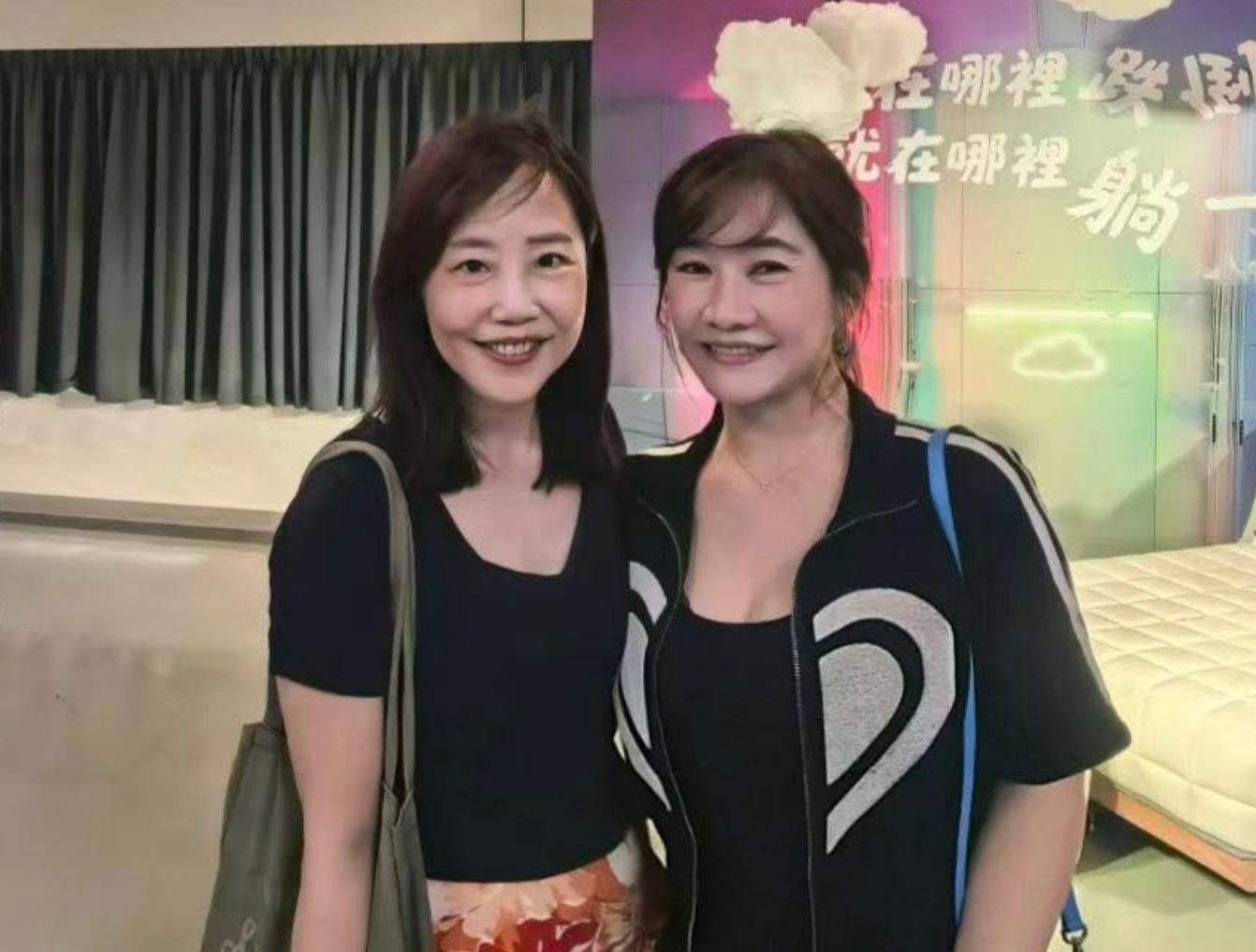 尹乃菁上王淺秋的節目談到請辭國民黨文傳會的內幕，被問到跟鄭麗文還是不是姊妹淘，沒有正面回應。（翻攝自王淺秋臉書）